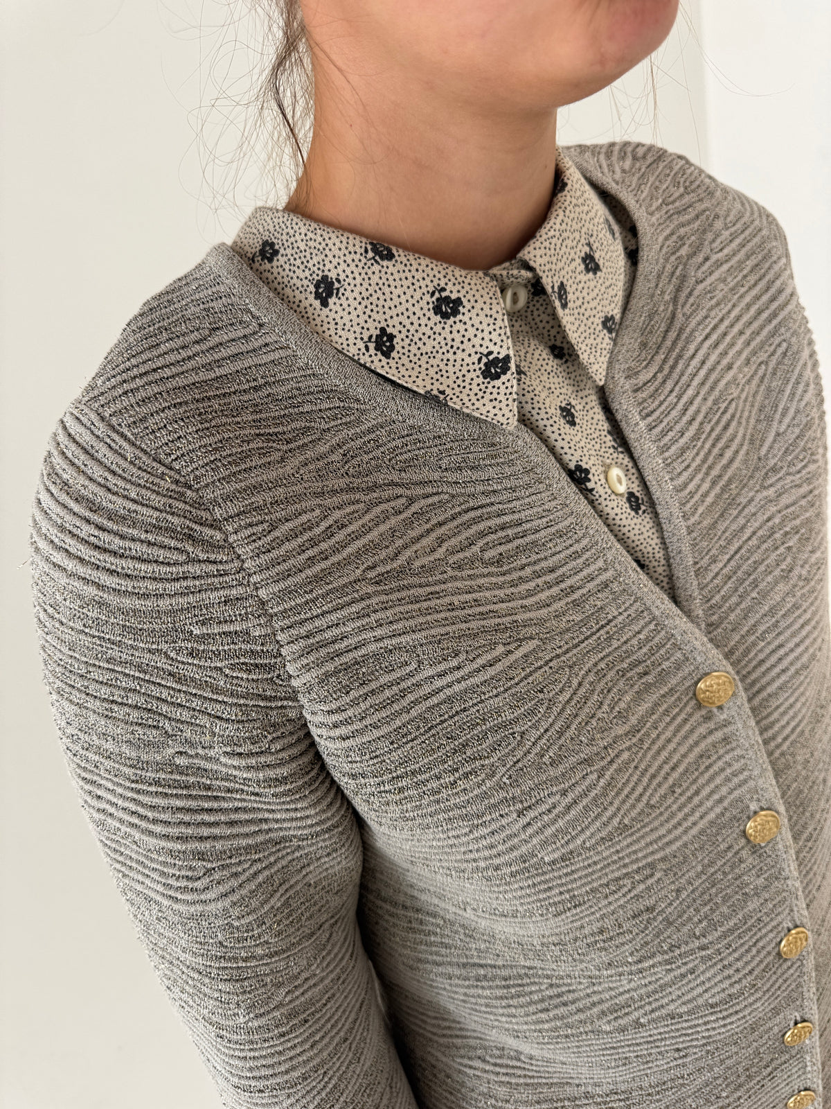 Jacheta în croi minimalist din tricot dens de lana extrafina cu fir metalic auriu discret