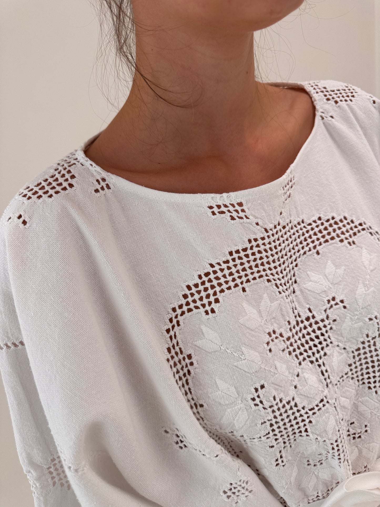 Kaftan excepțional cu cordon în croi amplu cu macrame și broderie manuală