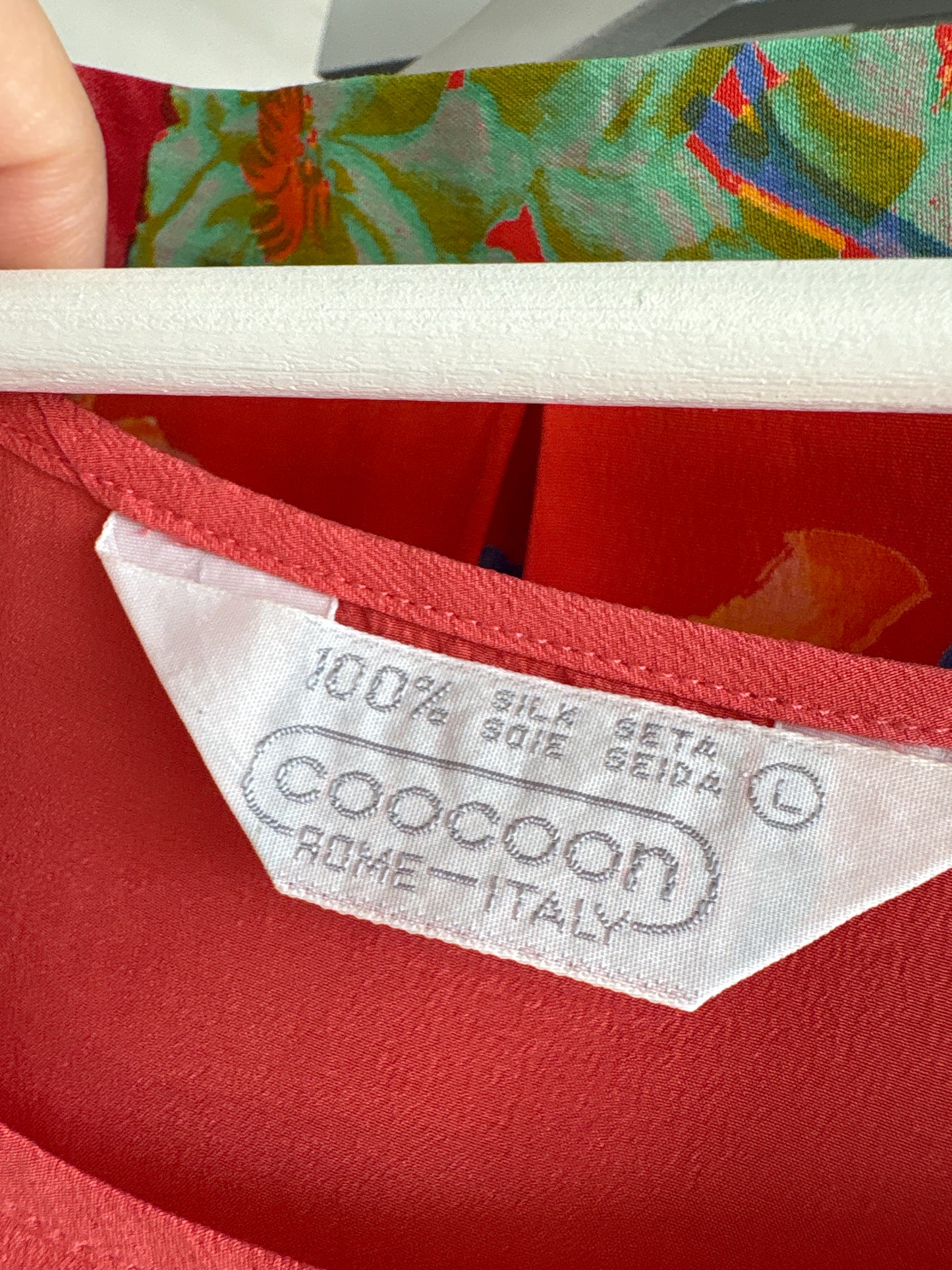 Top coral red din mătase naturală în croi minimalist