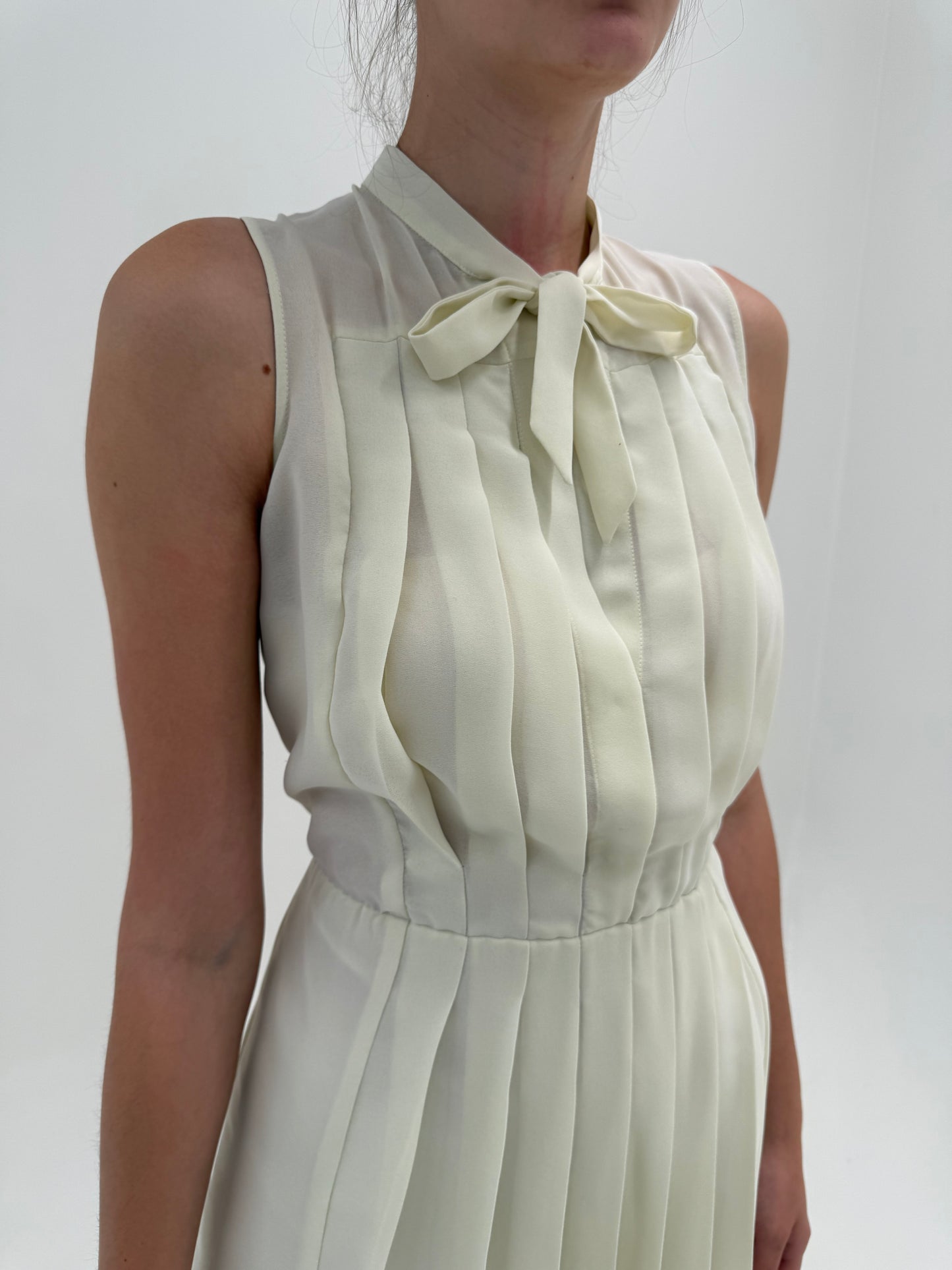 Rochie plisată Moschino off white din triplu voal de la zi la seară midi
