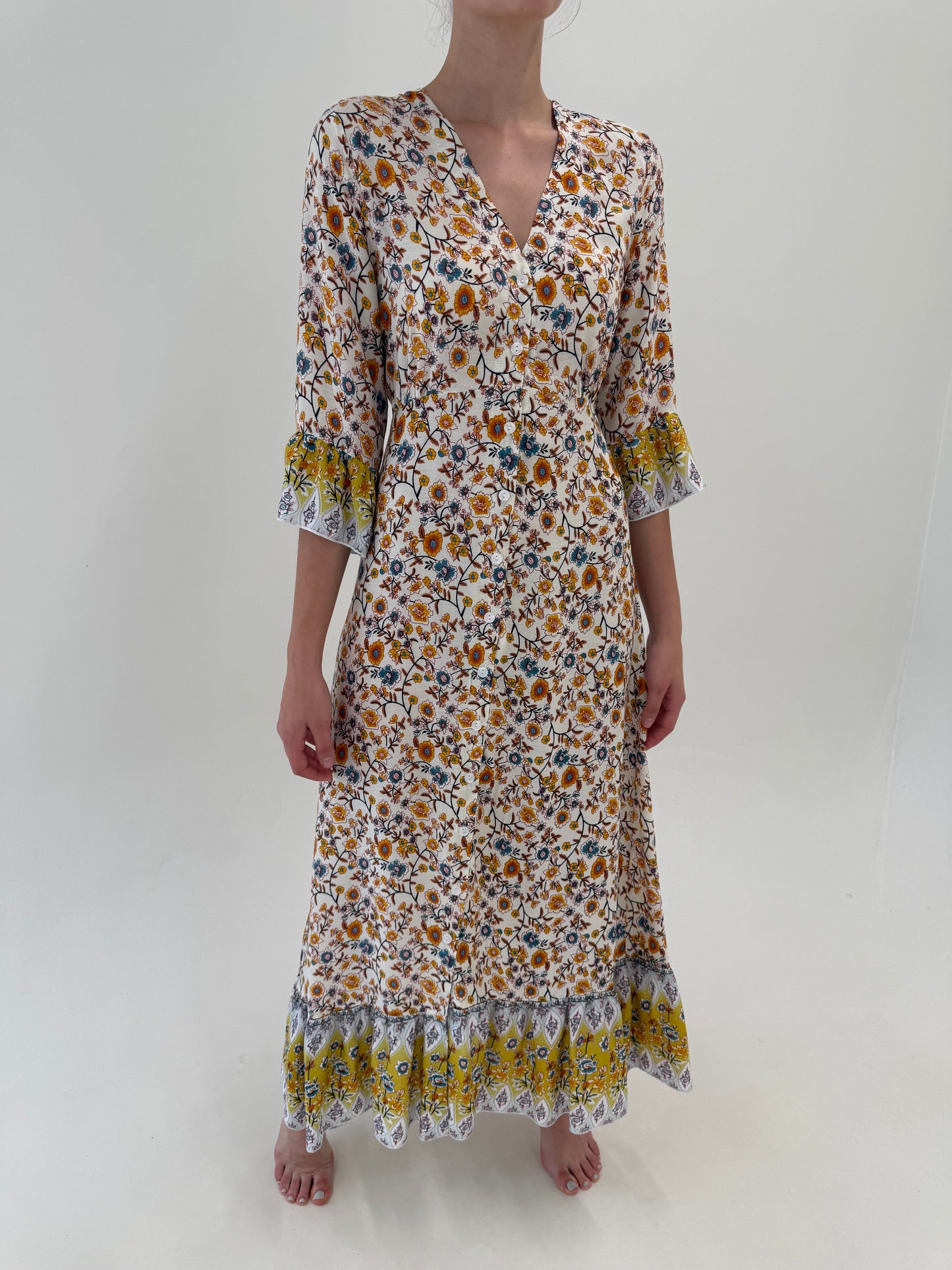 Rochie maxi cu nasturi până jos din panzica fină cu talie reglabilă marcată