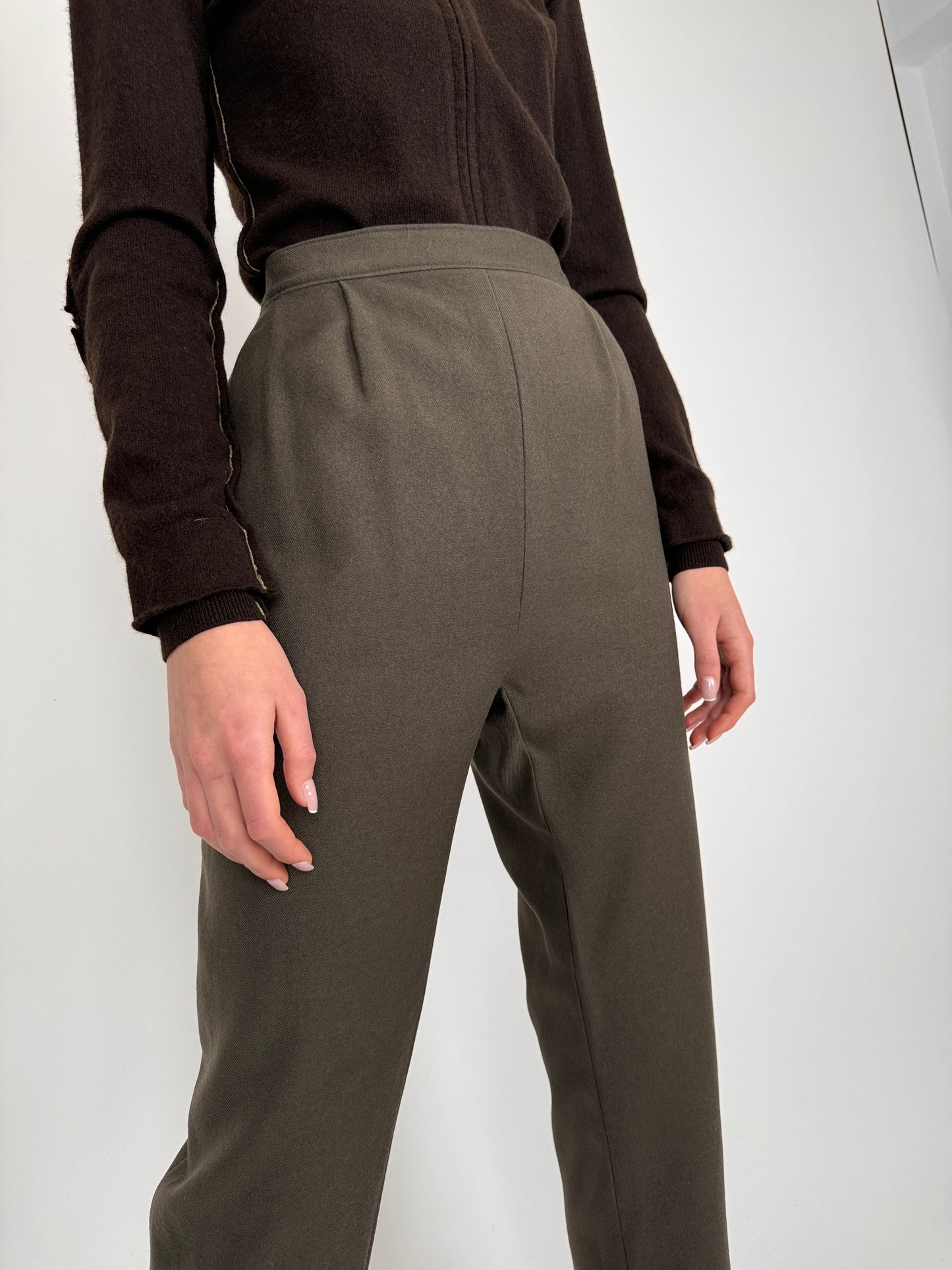 Pantaloni wenge brown din lana plină cu talie foarte înaltă marcată elastică