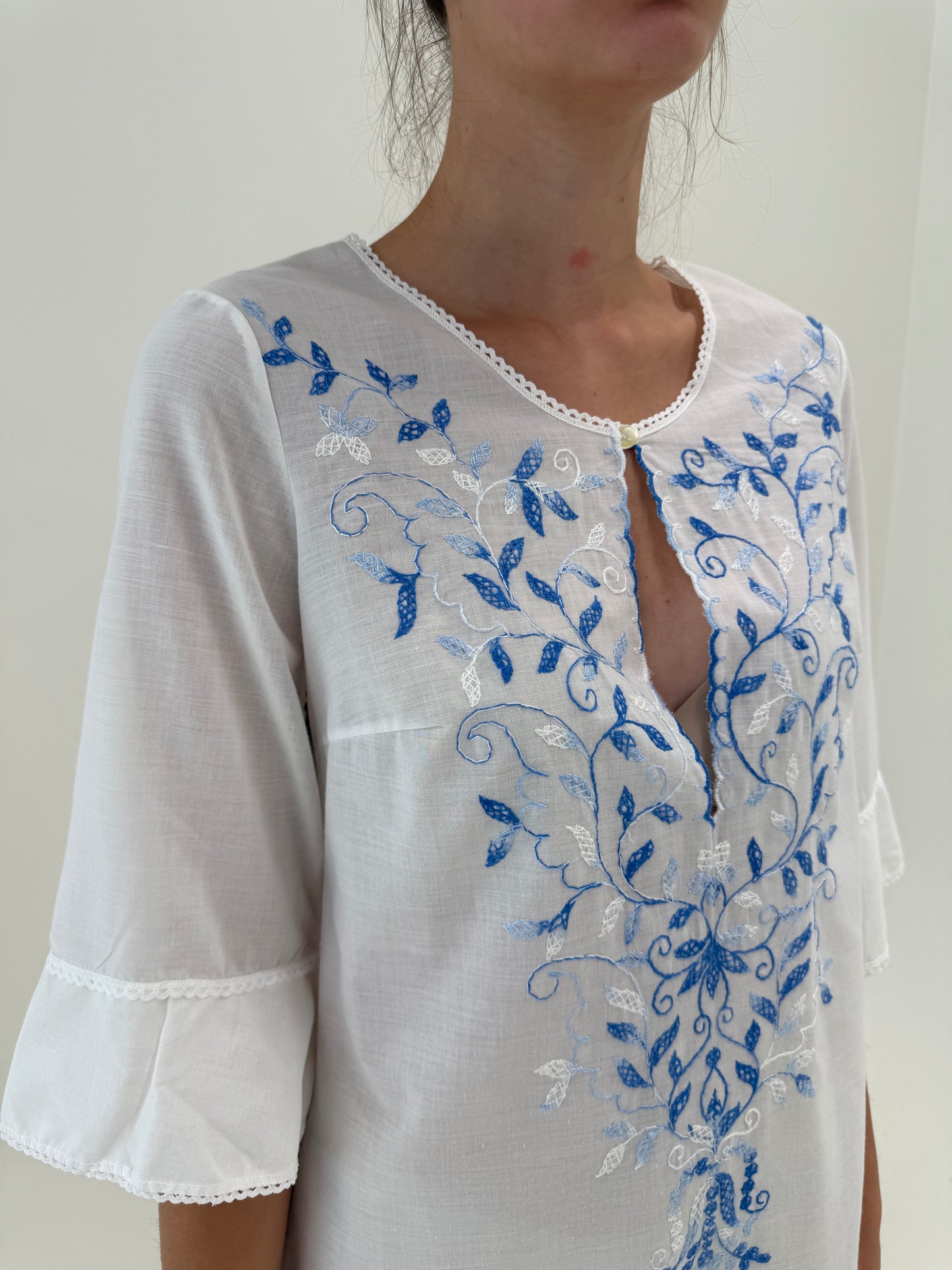 Rochie / tunica lungă din cea mai fină pânză de bumbac cu broderie albastră