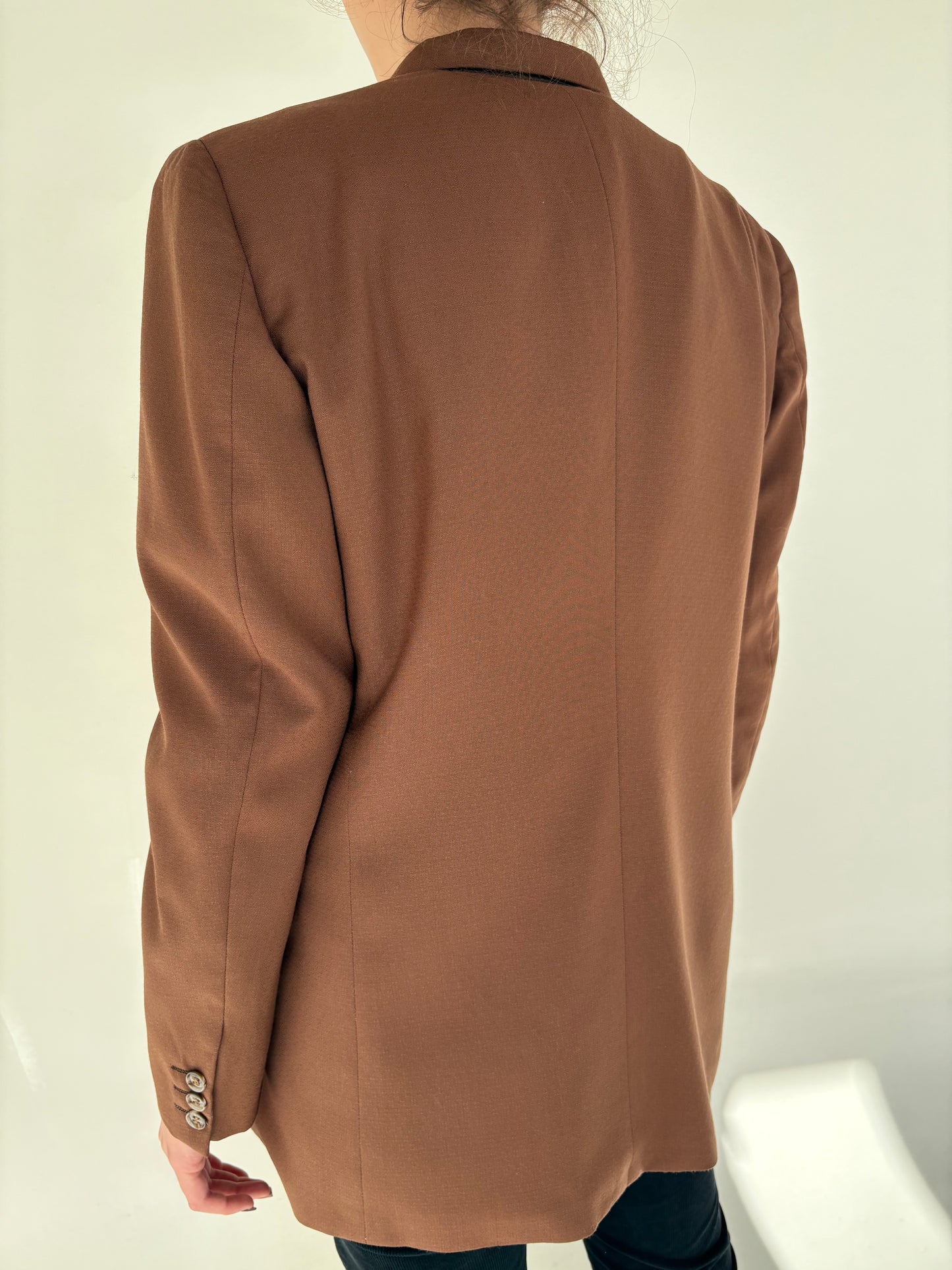 Sacou chocolate brown din lana ușor structurată în croi actual