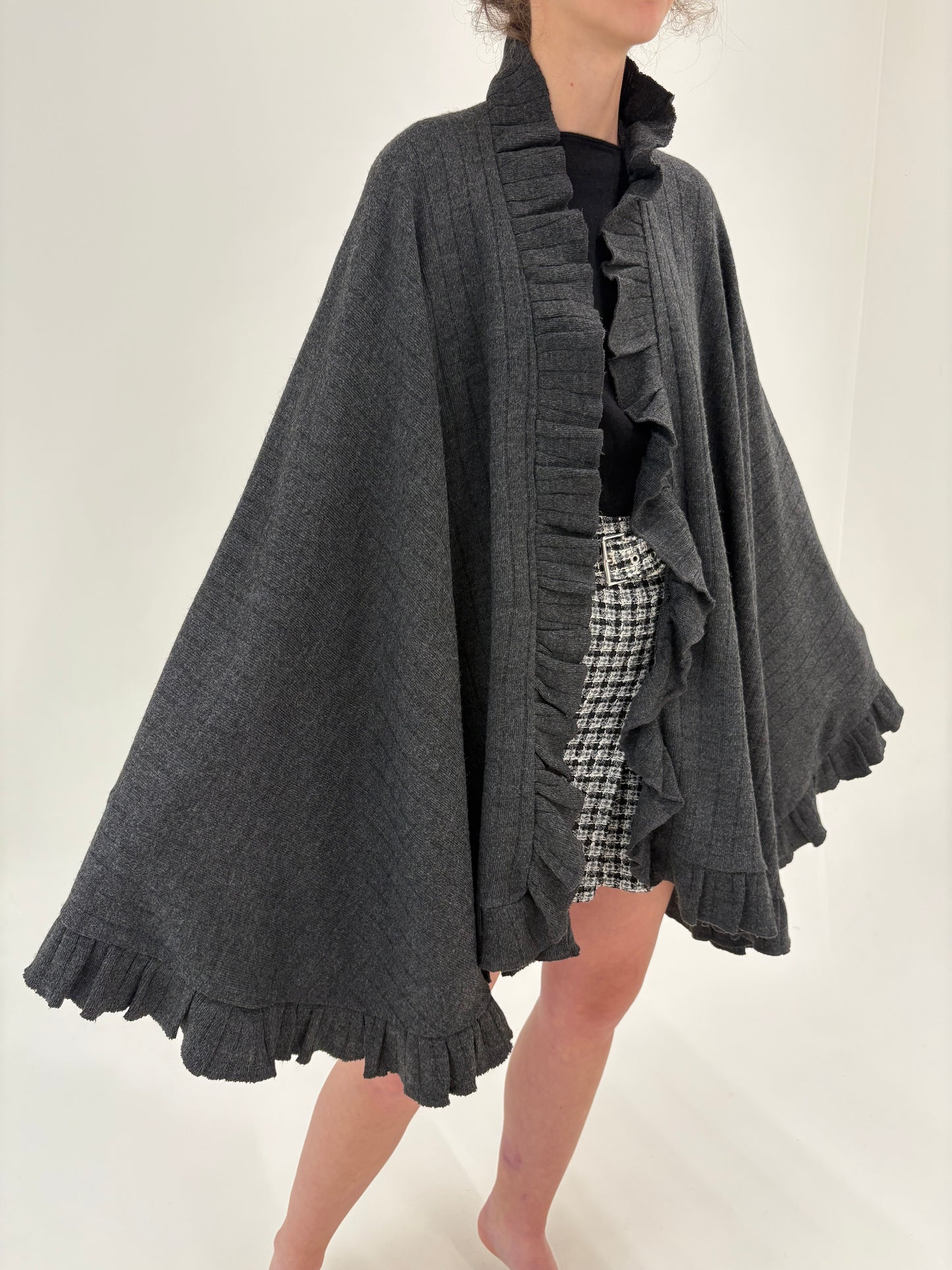Capa excepțională cu volane charcoal gray din lana extrafina