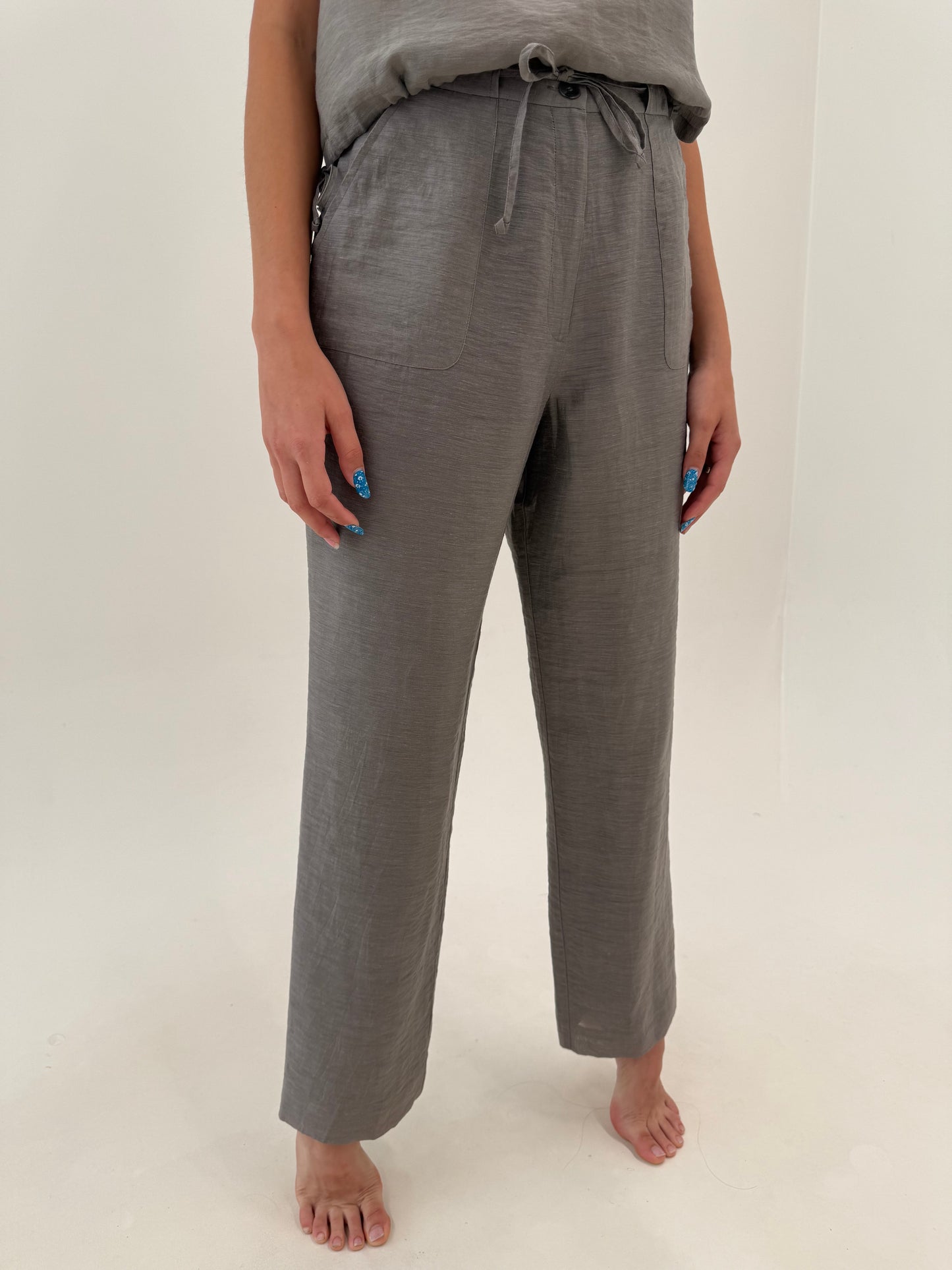 Costum din in ușor perlat ash gray în croi minimalist