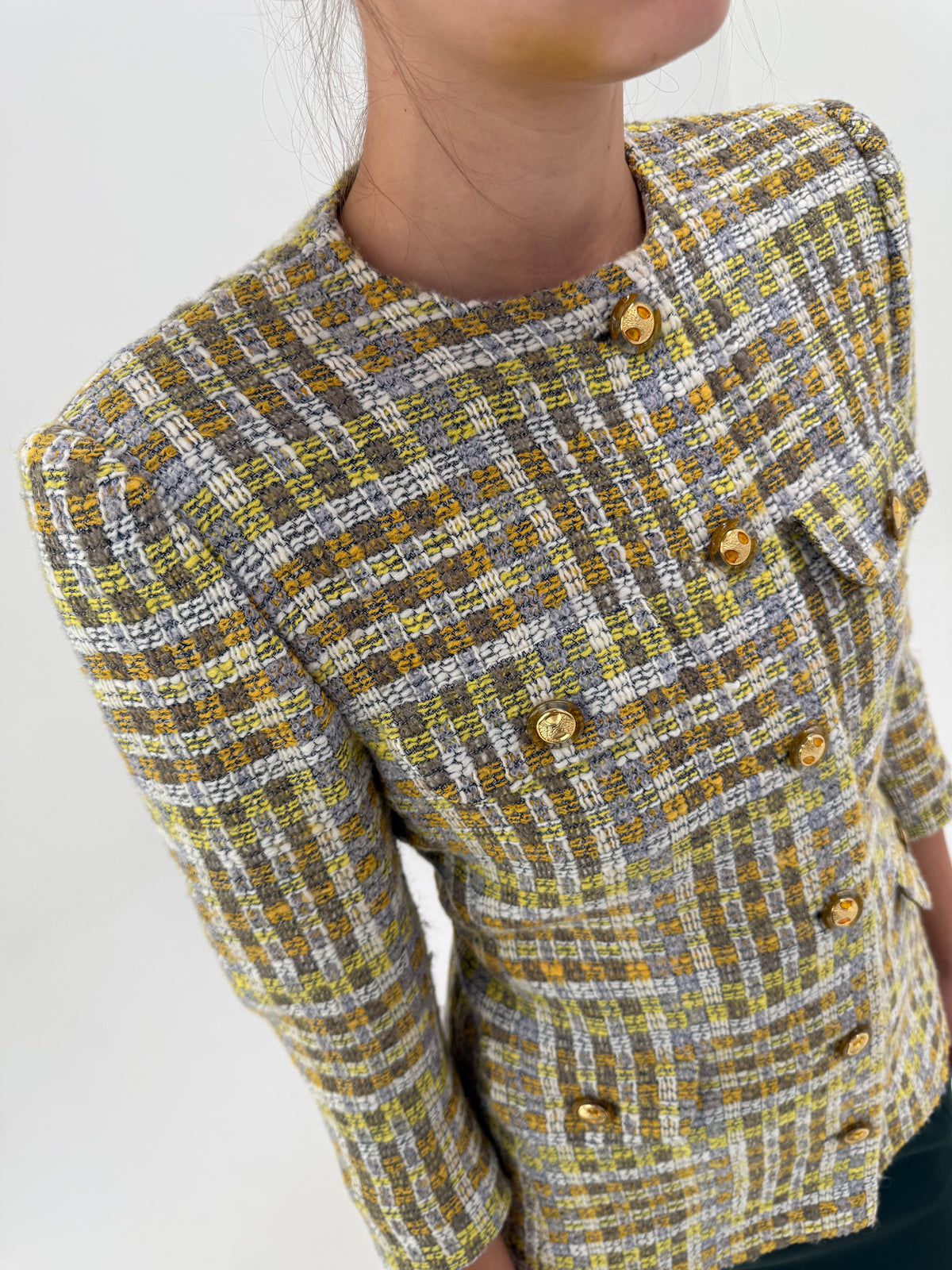 Sacou petite în stil Chanel din tweed superb de lana cu nasturi bijuterie