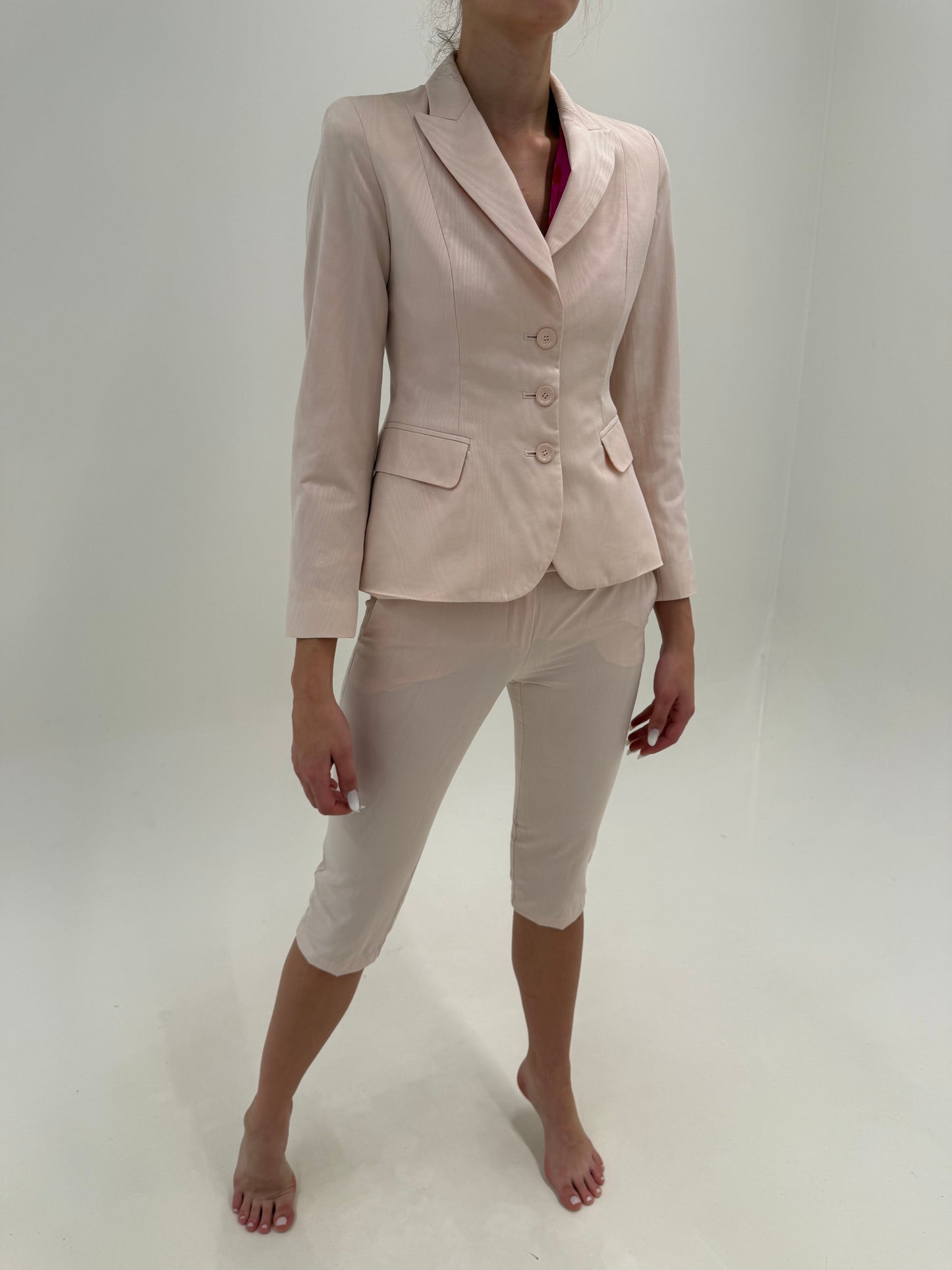 Costum ultra chic Max&Co by Max Mara powder Pink cu sacou cambrat și pantaloni capri
