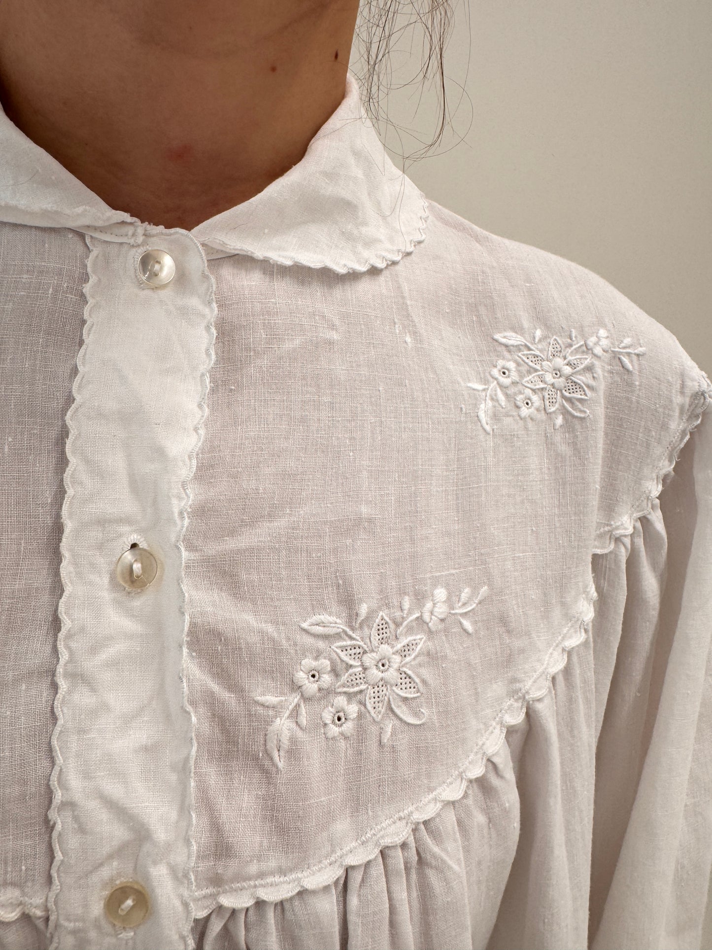Rochie maxi excepțională cu broderie manuală în croi super drapat din in fin