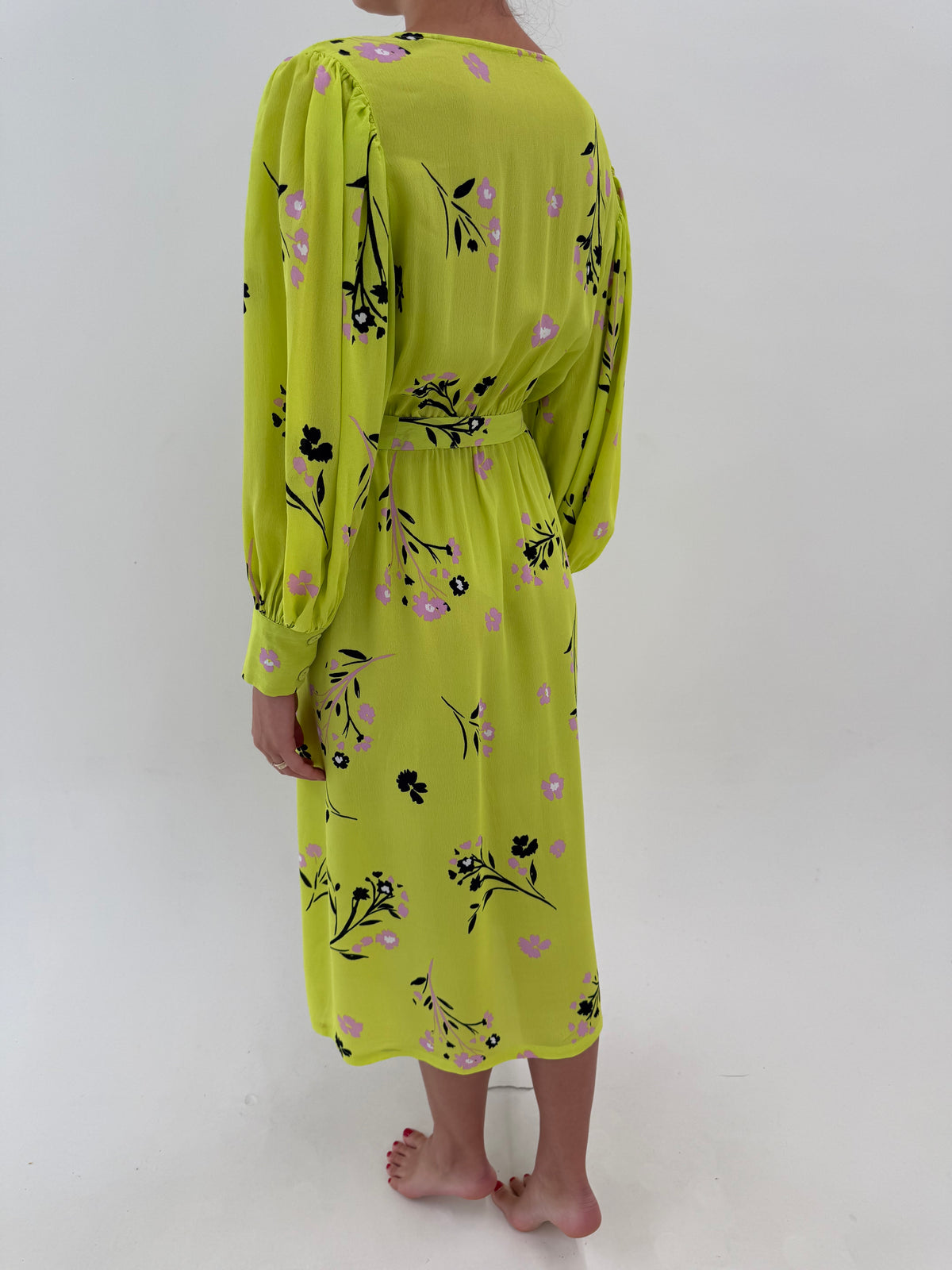 Rochie maxi din crep electric green cu mâneci ample, manșete înalte și cordon