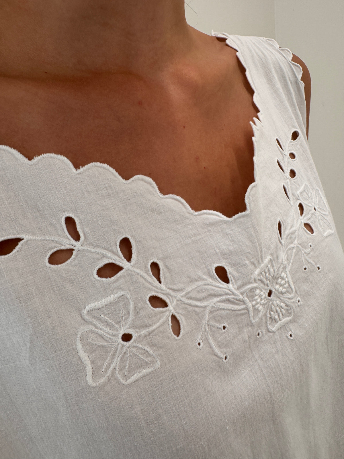 Rochie maxi cu broderie manuală delicată din pânză de in cu talie căzută