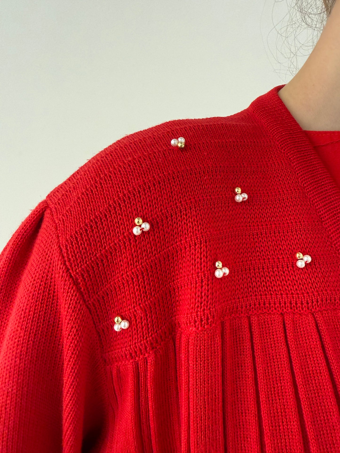 Cardigan vintage cu aplicații manuale perlute cherry red și pliseuri