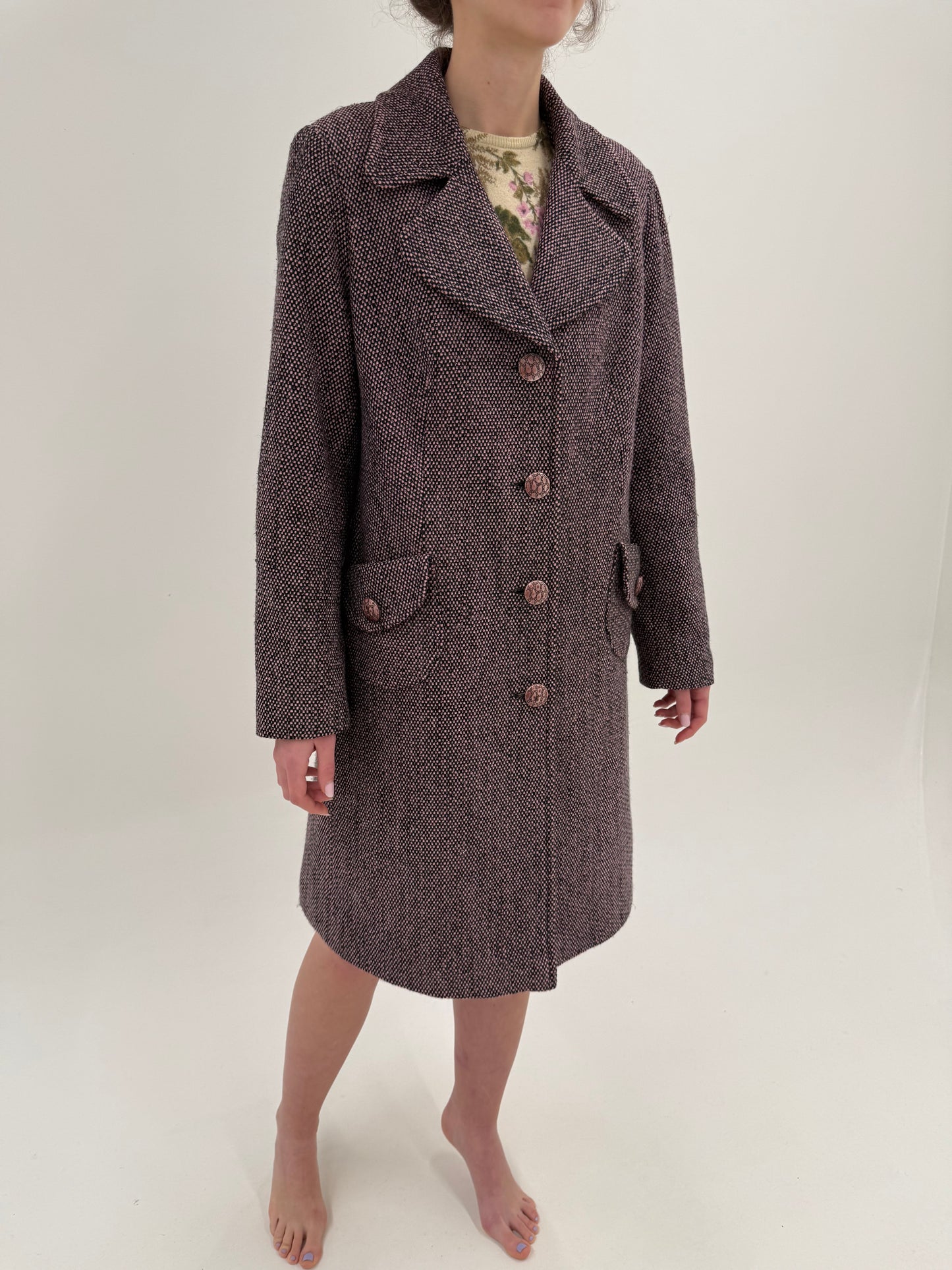 Palton din tweed roz pudrat cu negru și revere late în croi ușor cambrat