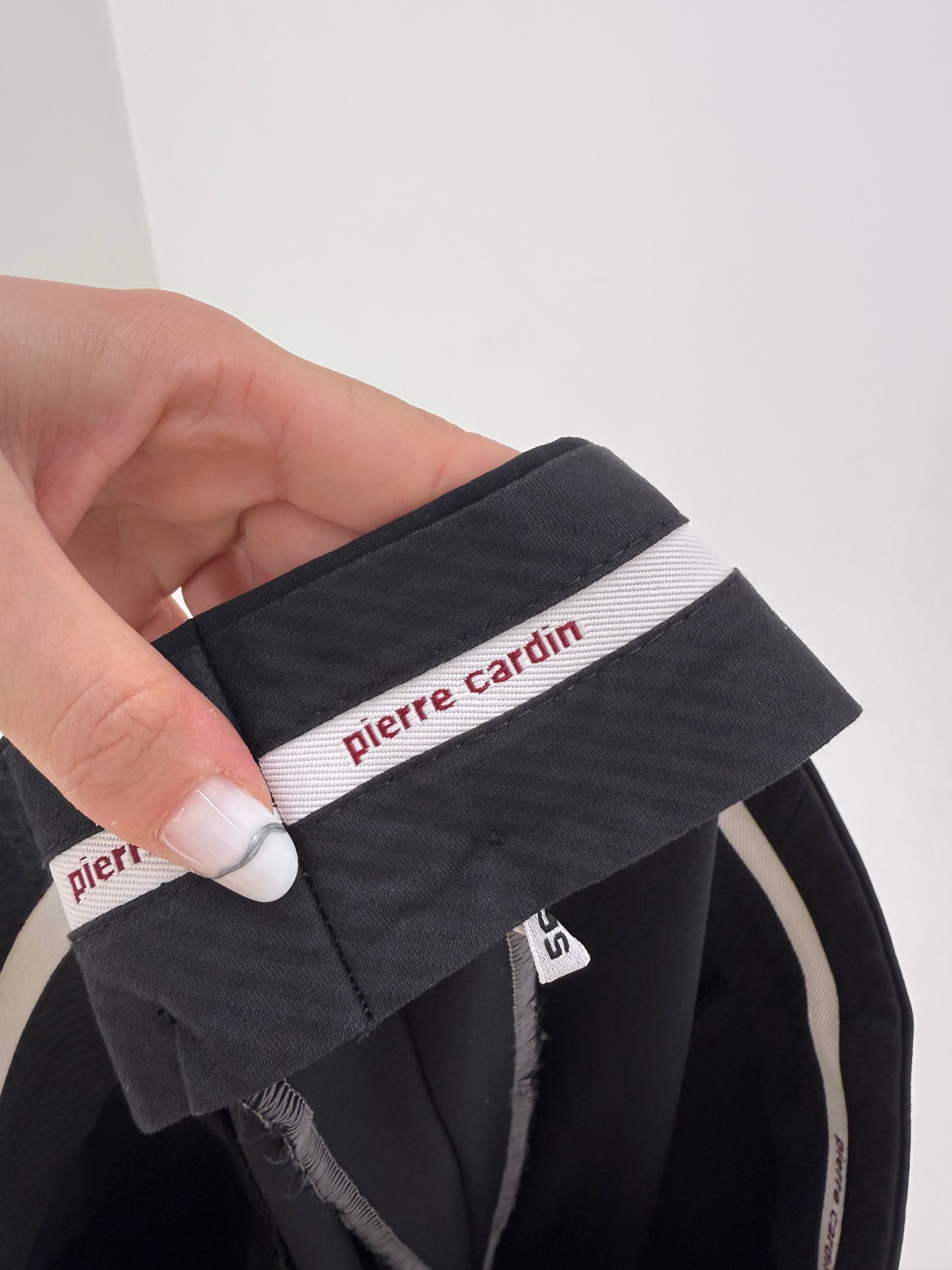 Costum luxury vintage Pierre Cardin cu revere satinate din lanita subțire