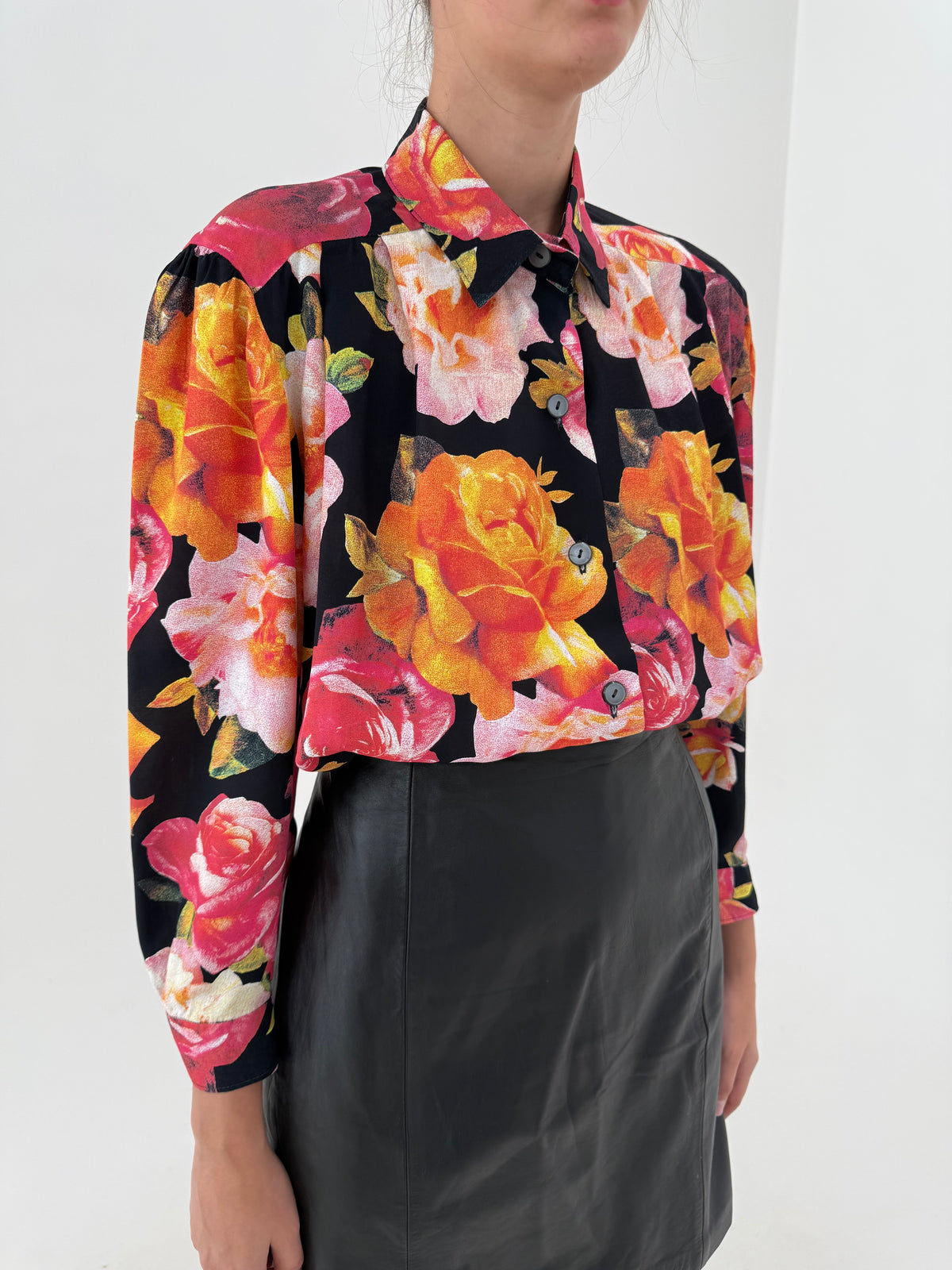 Cămașa vintage petite cu print floral superb din vascoza moale plină