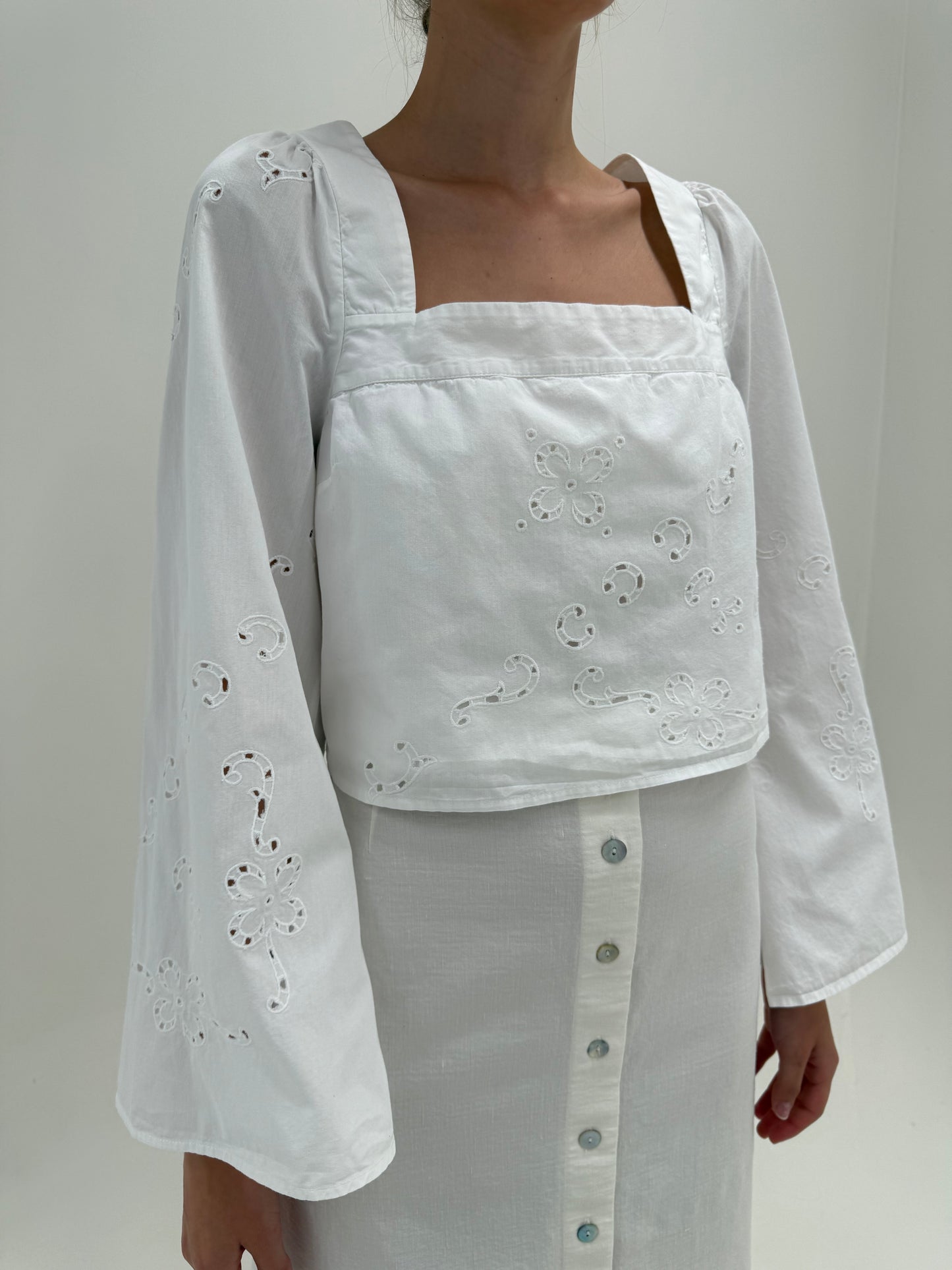 Cămașa vintage din bumbac luxury integral cu broderie anglaise și mâneci evazate