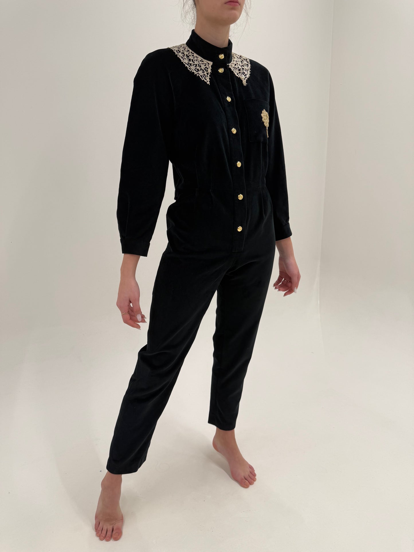 Salopetă vintage neagră tall de la zi la seară din catifea cu guler macrame lucrat manual