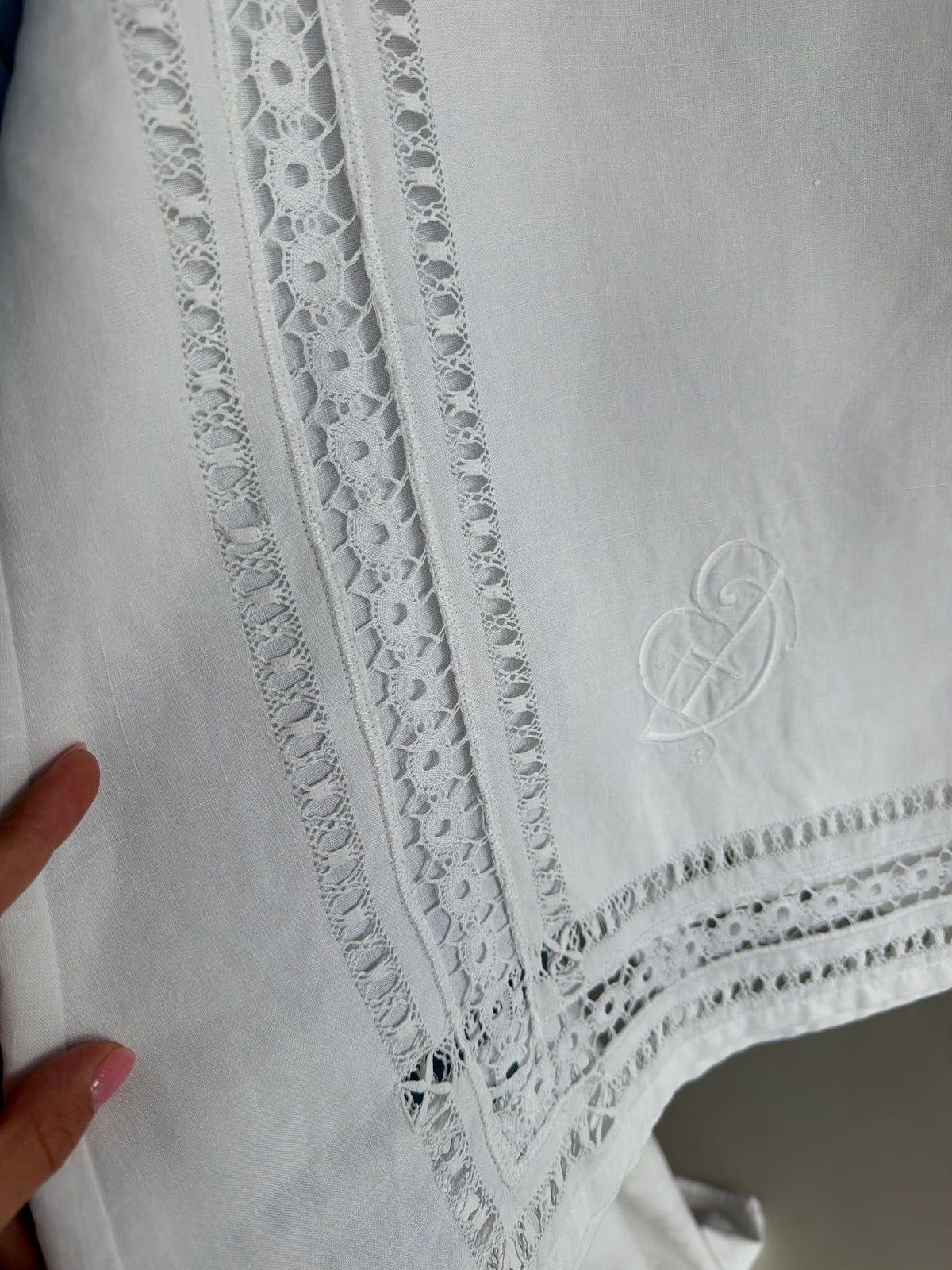 Set din in excepțional cu broderie manuală elaborată geometrică