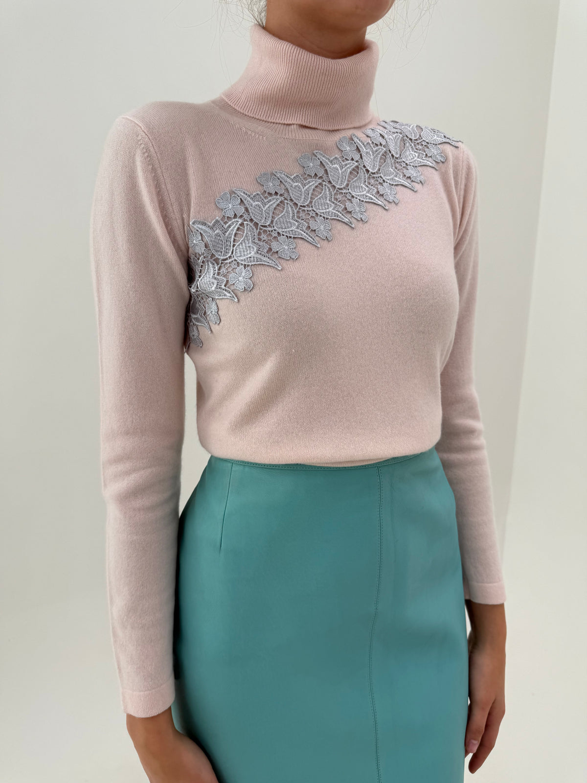 Maleta powder Pink din cașmir cu dantelă macrame