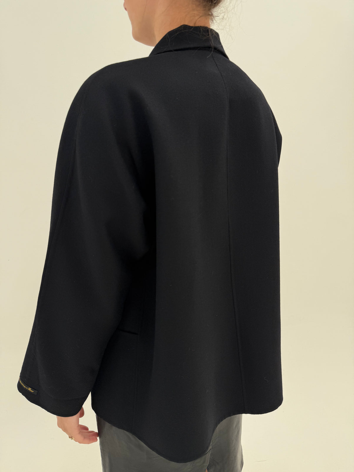 Jacheta neagra tip kimono de brand luxury italian din lana excepțională lucrată manual