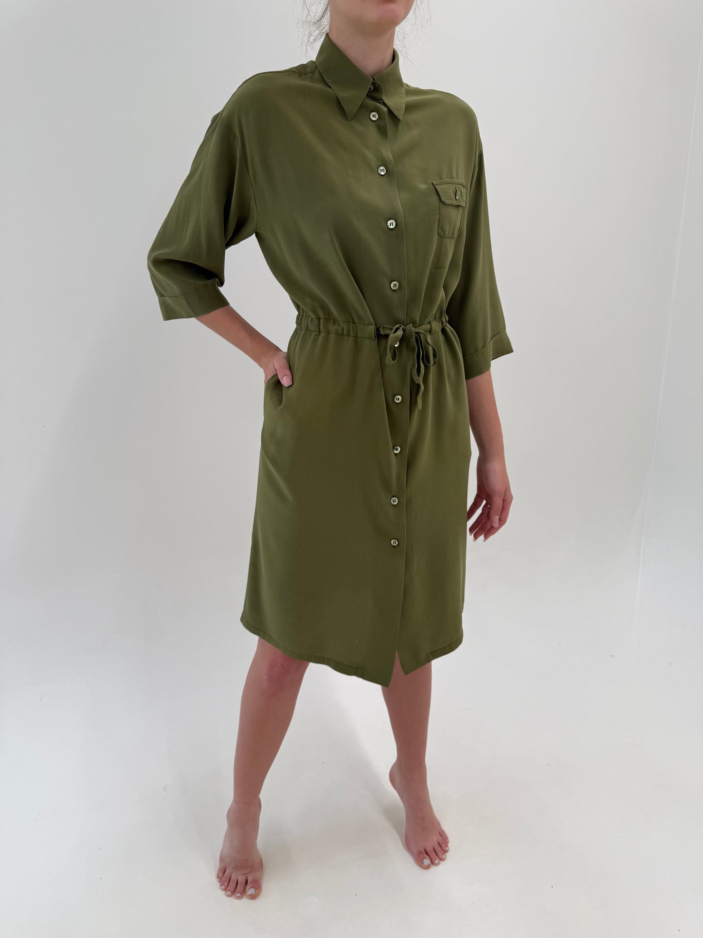 Rochie luxury Iceberg din mătase naturală kaki în croi amplu cu talie reglabilă