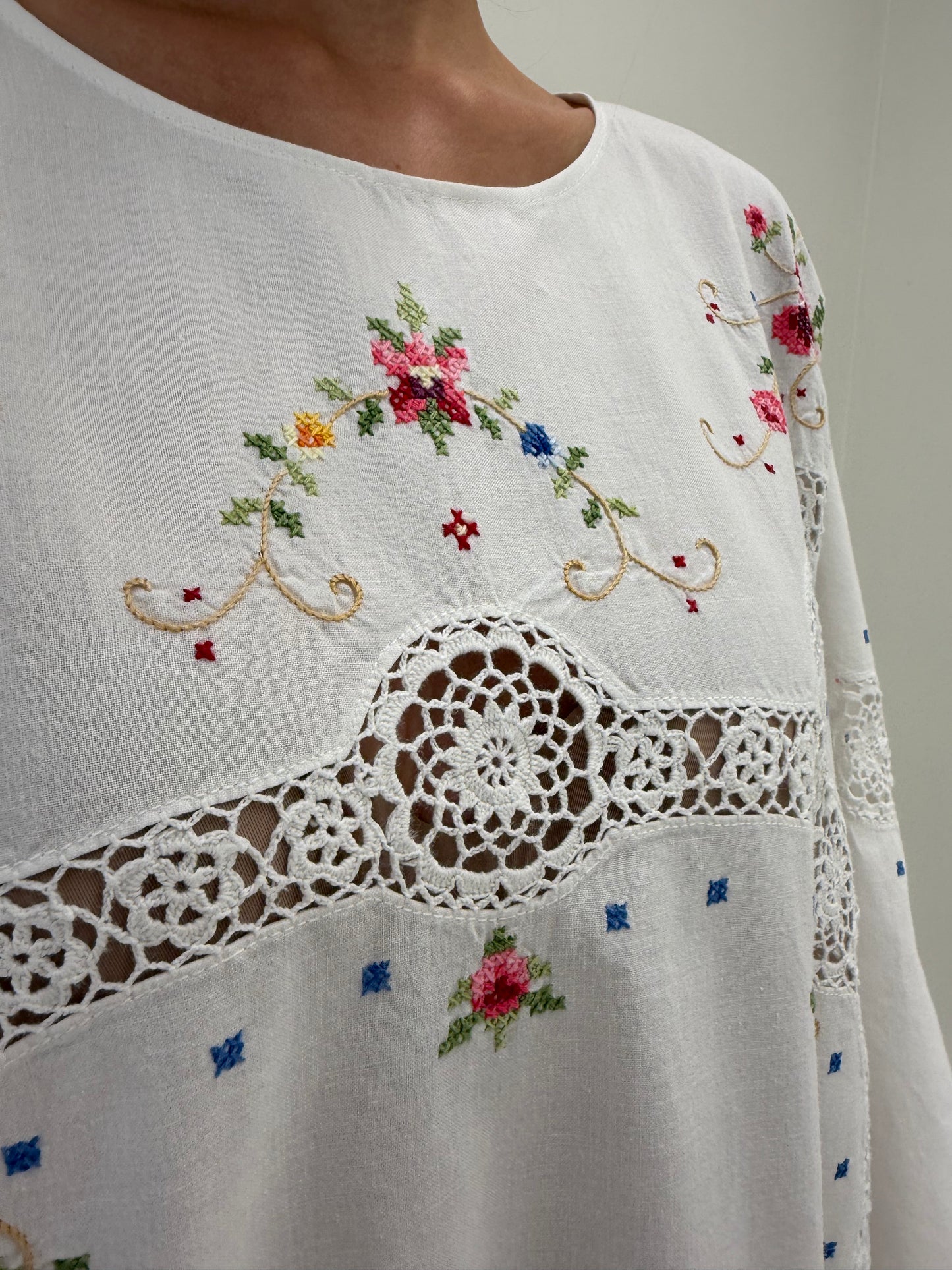 Kaftan tall bijuterie cu broderie manuală excepțională colorată și macrame lucrat manual