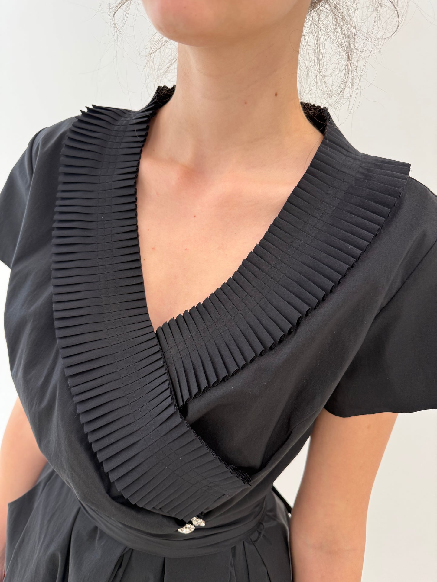LBD de la business la cocktail ultra chic in croi drapat și bust petrecut