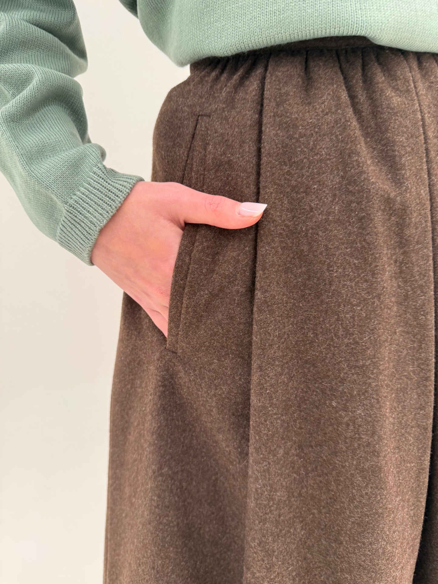 Fustă vintage groasa chocolate brown în croi super amplu cu buzunare