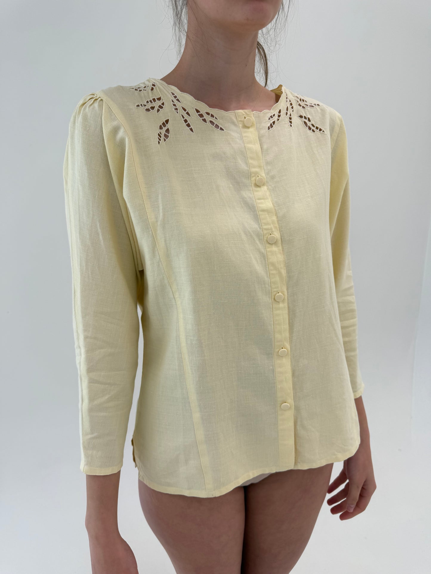 Cămașa cu broderie anglaise butter yellow din pânză de in și bumbac