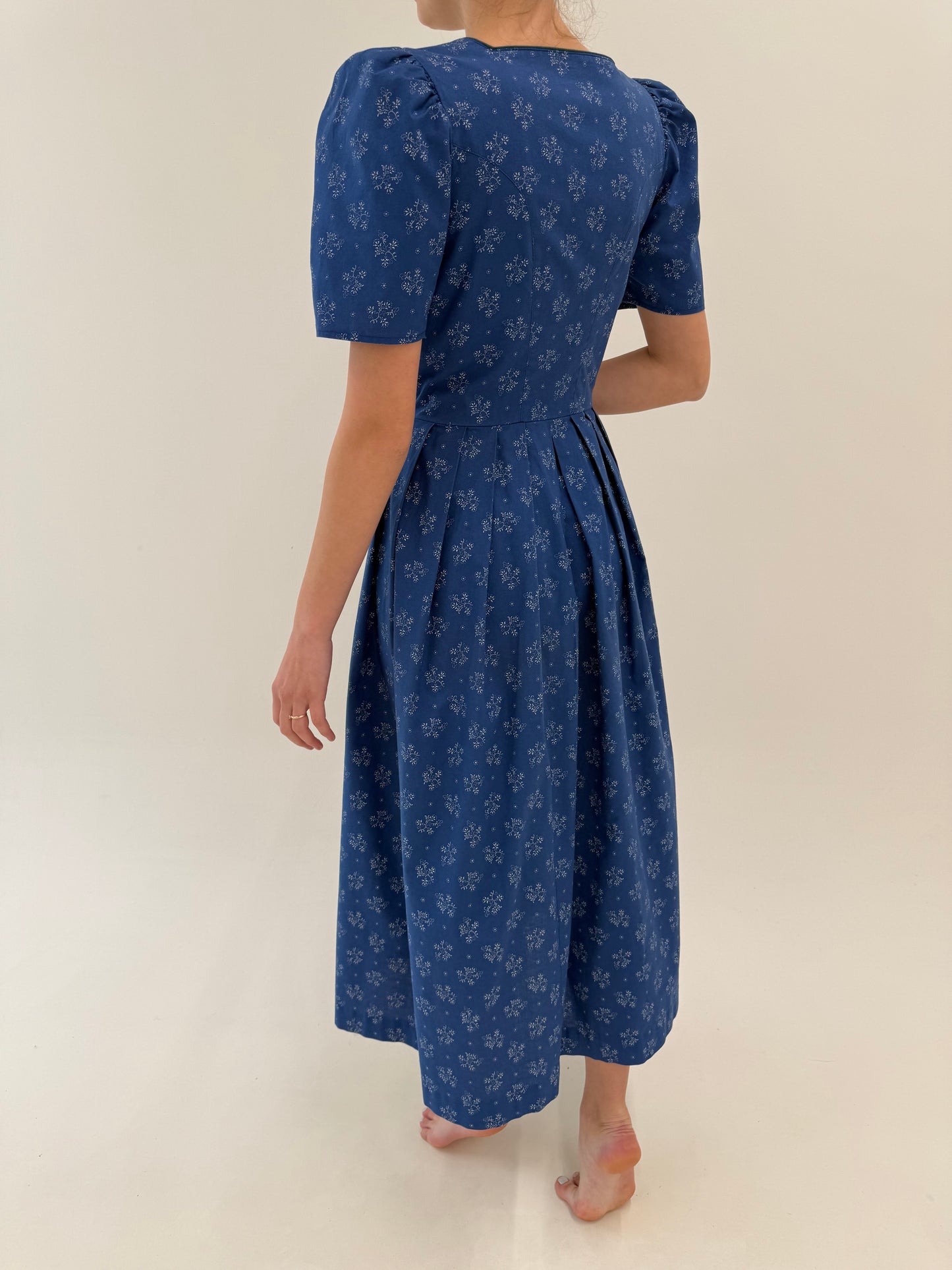 Rochie vintage maxi jeans blue cu corsaj și print floral delicat din pânză de bumbac