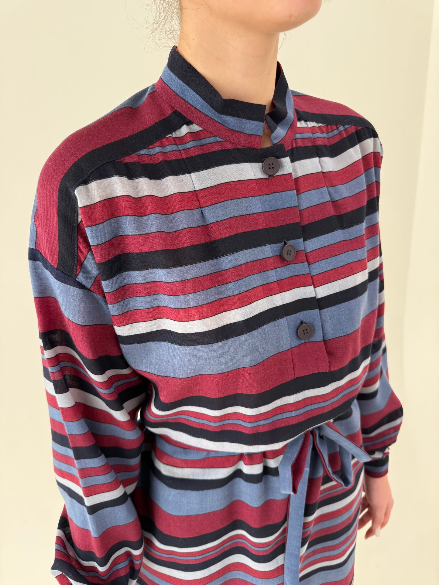 Rochie vintage în dungi cu talie reglabilă marcată