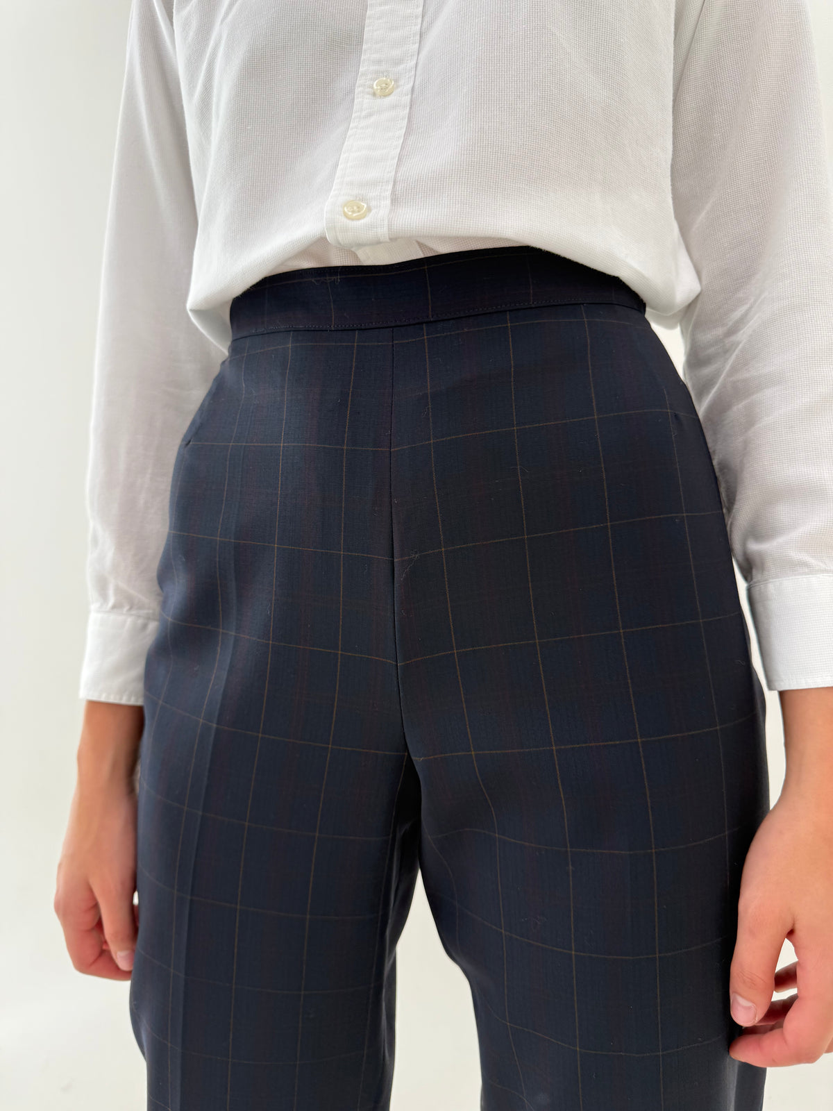 Pantaloni petite tigareta din lanita extrafina Navy blue în carouri fine camel