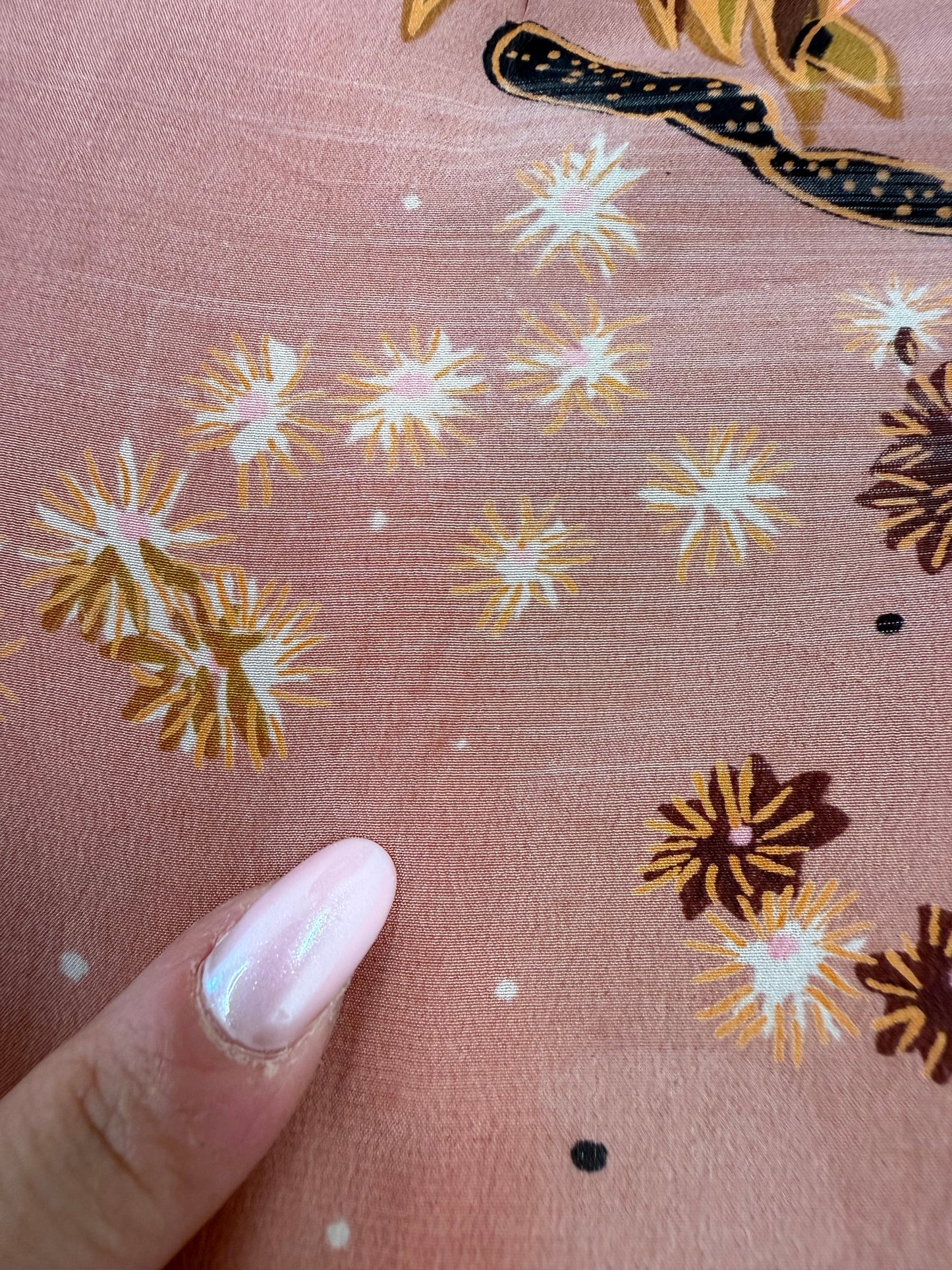 Rochie dusty pink petite în croi lejer din mătase naturală
