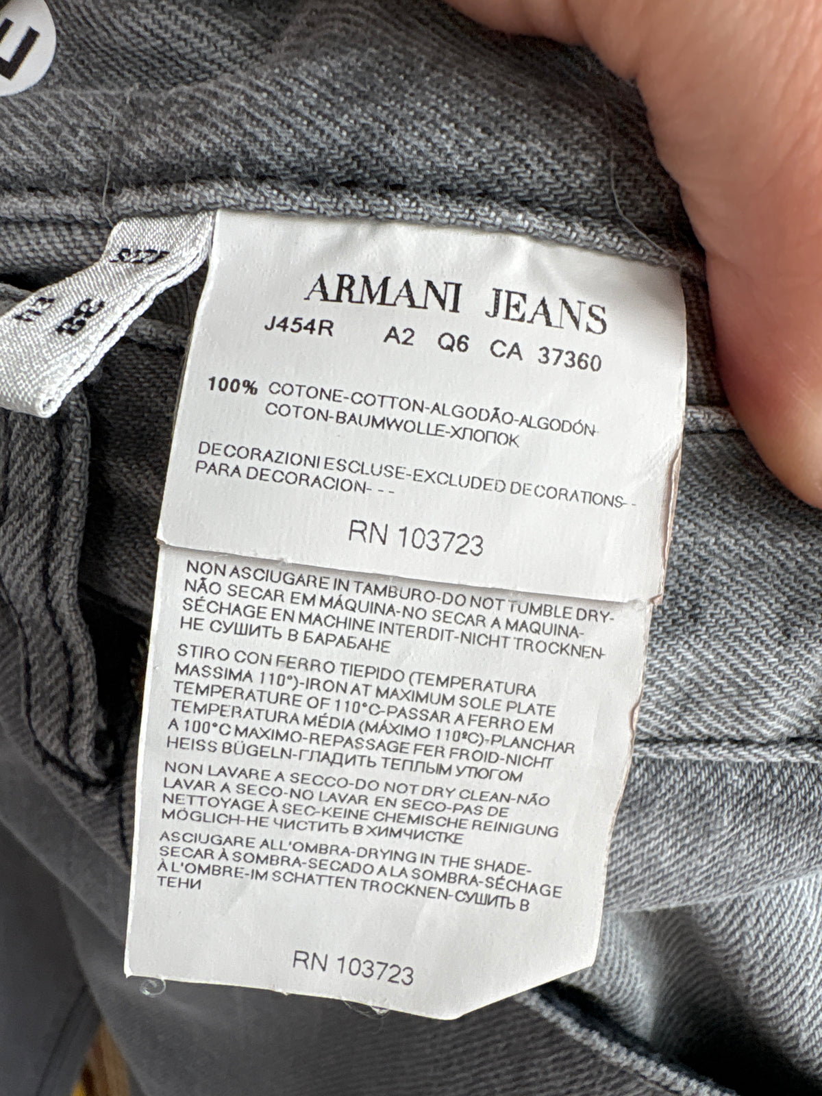 Pantaloni scurti Armani din jeans ultra confort în croi lung