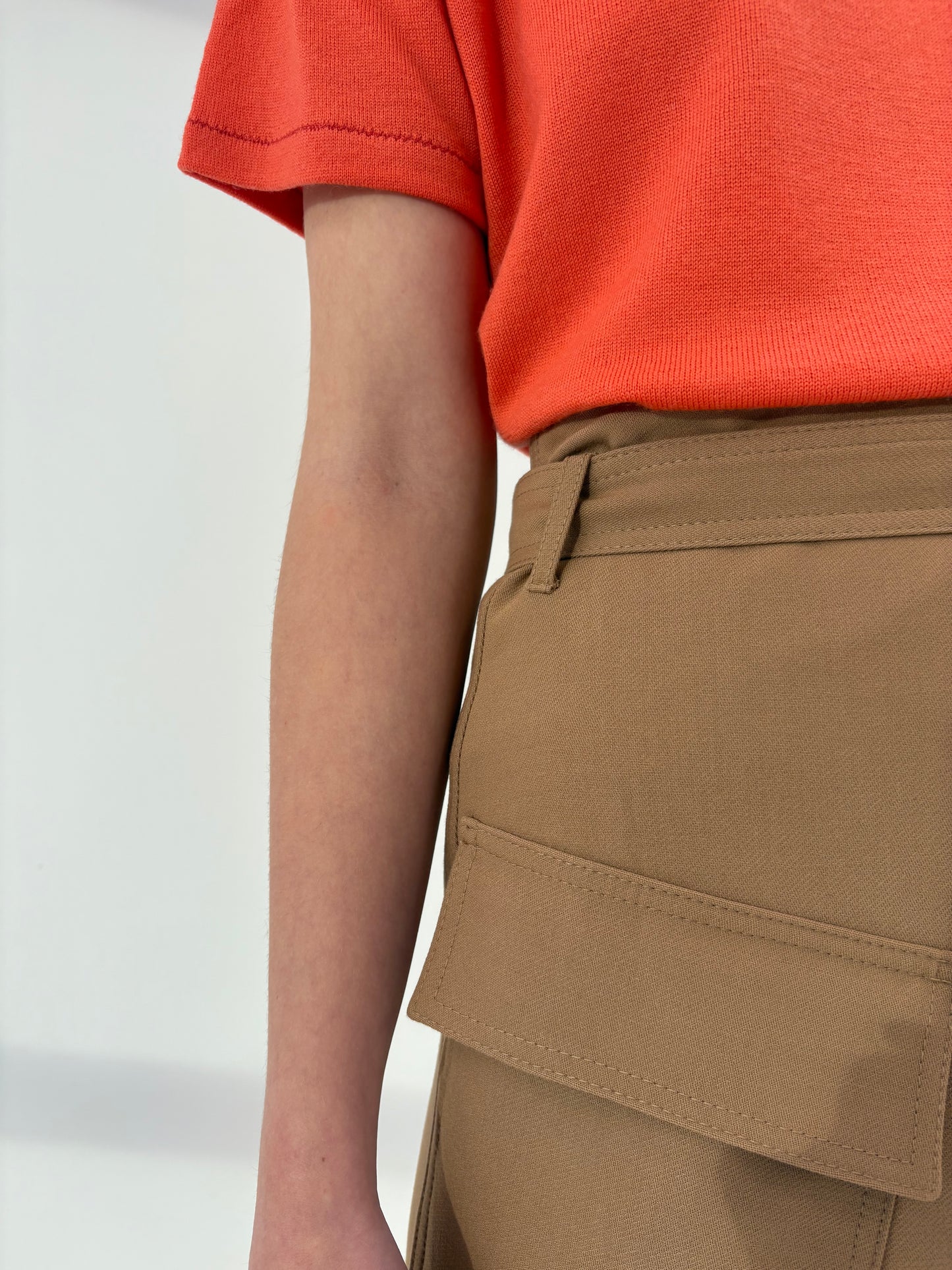 Fustă camel în croi petrecut si actual cu cordon din lana extrafina