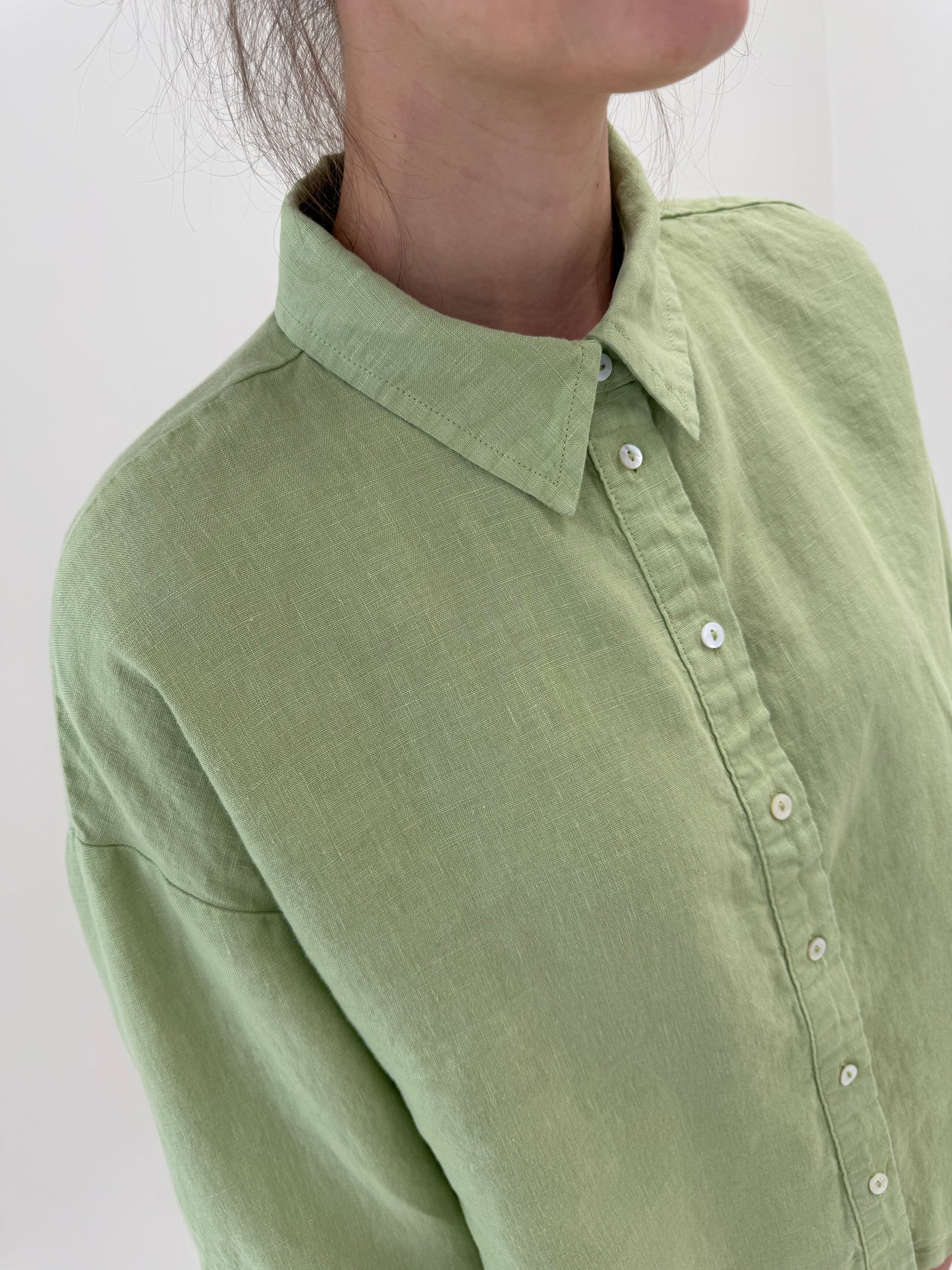 Cămașa light green din in în croi oversized cu mânecă reglabilă