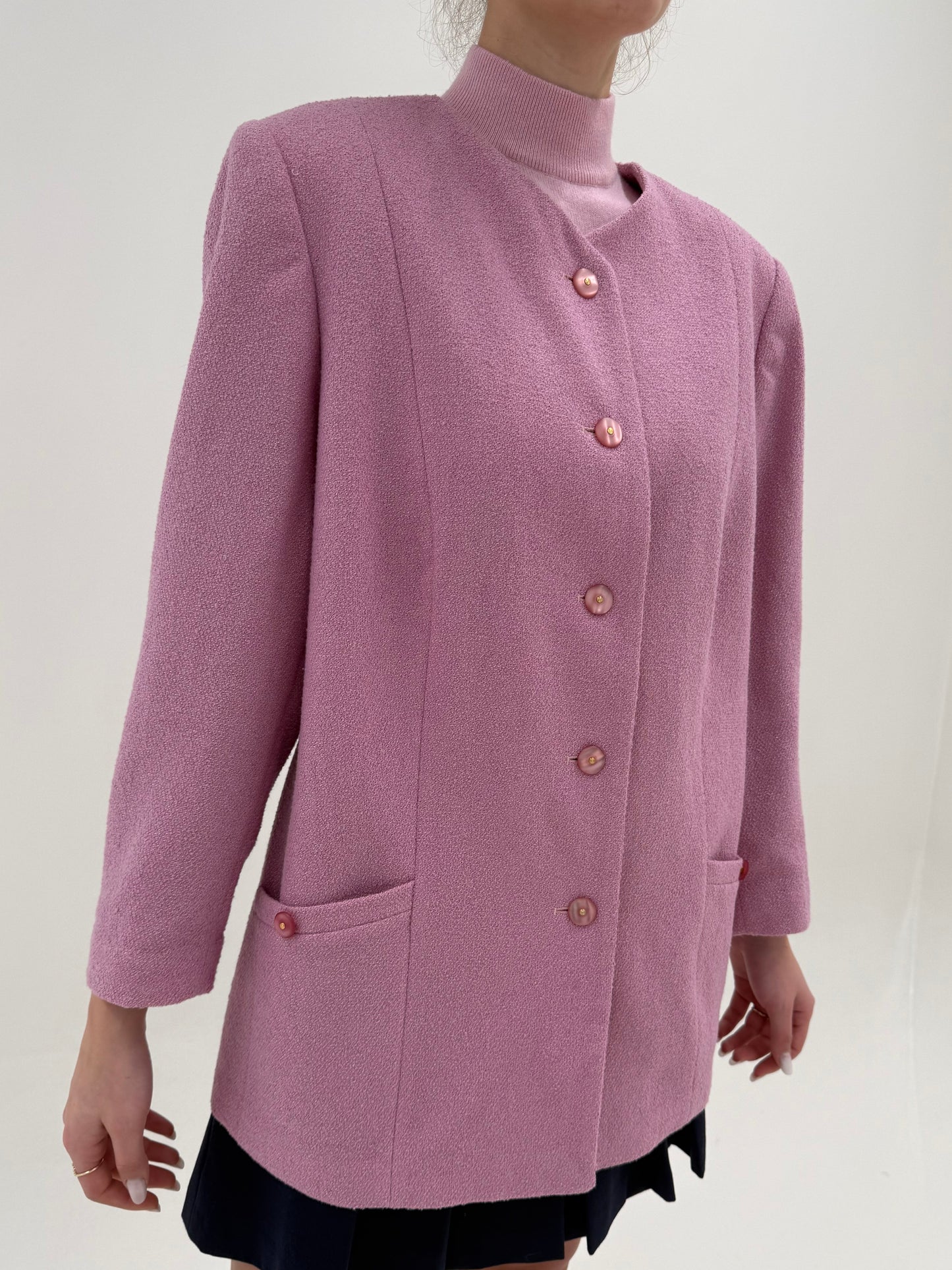 Sacou roz pudrat din boucle fin și subțire de lana extrafina în croi minimalist