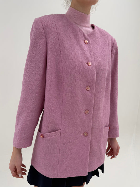 Sacou roz pudrat din boucle fin și subțire de lana extrafina în croi minimalist