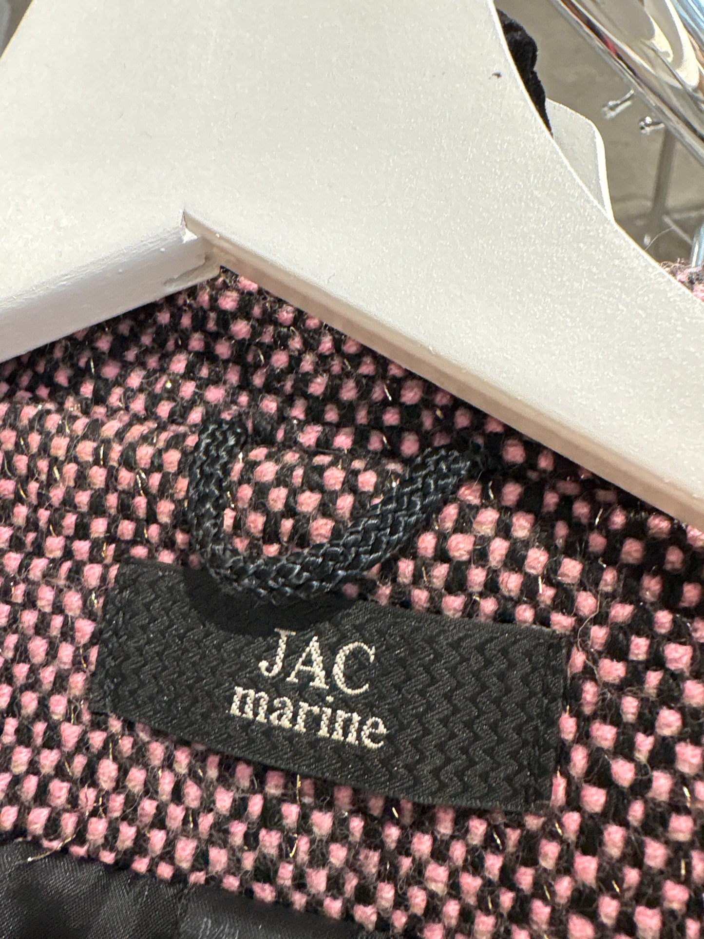 Palton din tweed roz pudrat cu negru și revere late în croi ușor cambrat