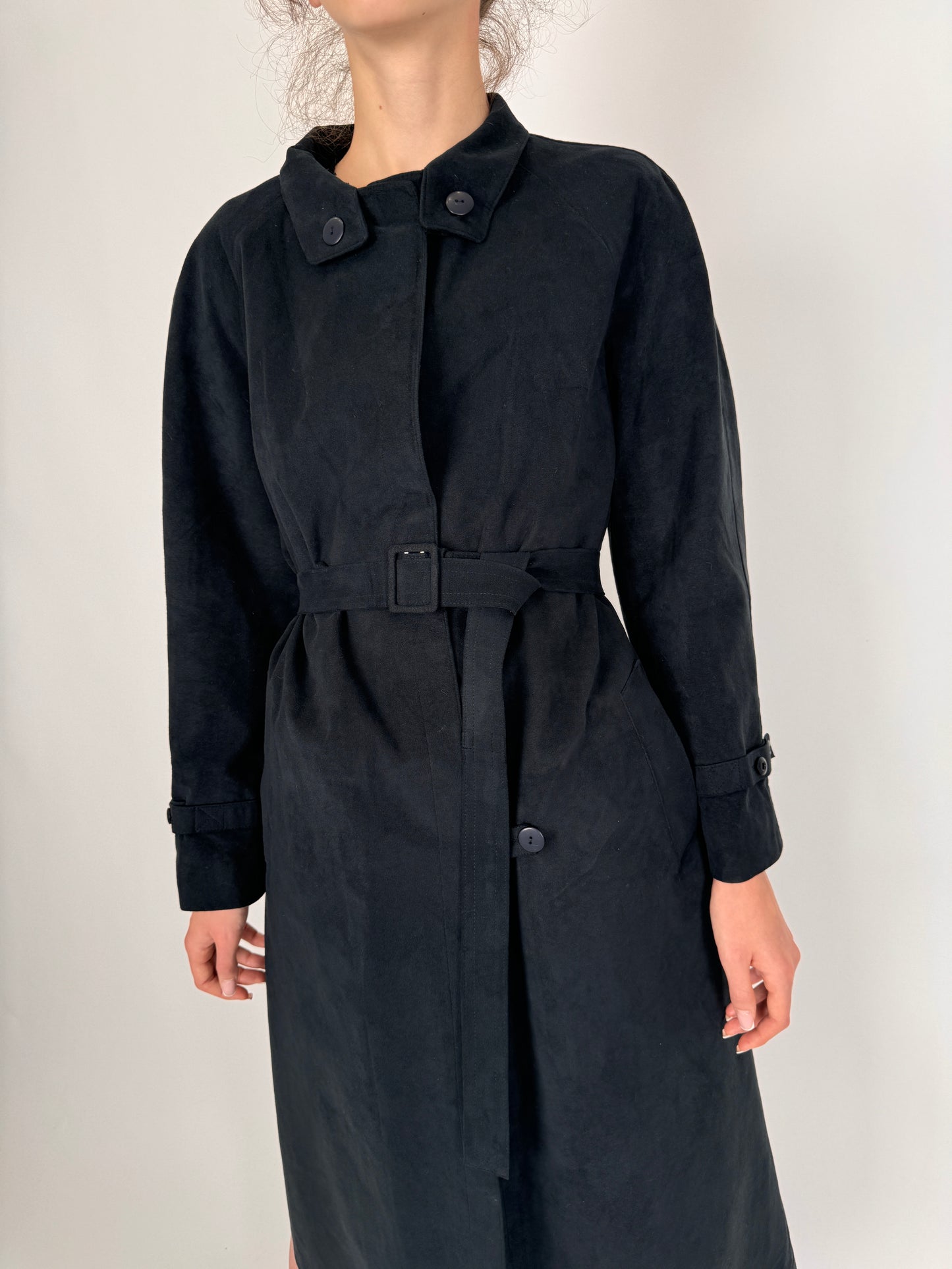 Trench vintage negru cu aspect de piele întoarsă și talie marcată