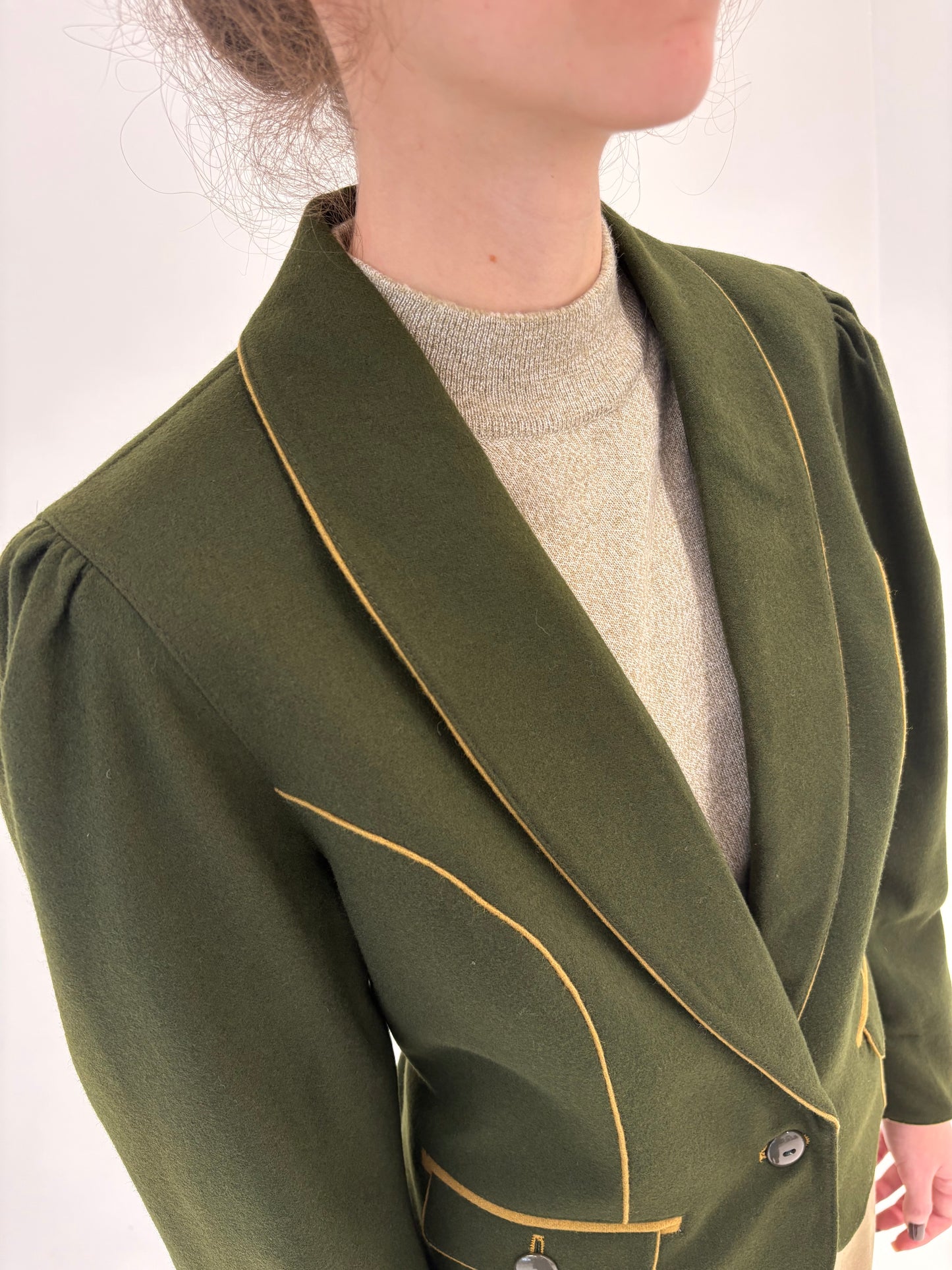 Sacou vintage cambrat forest green cu umeri ușor bufanți 80% lana