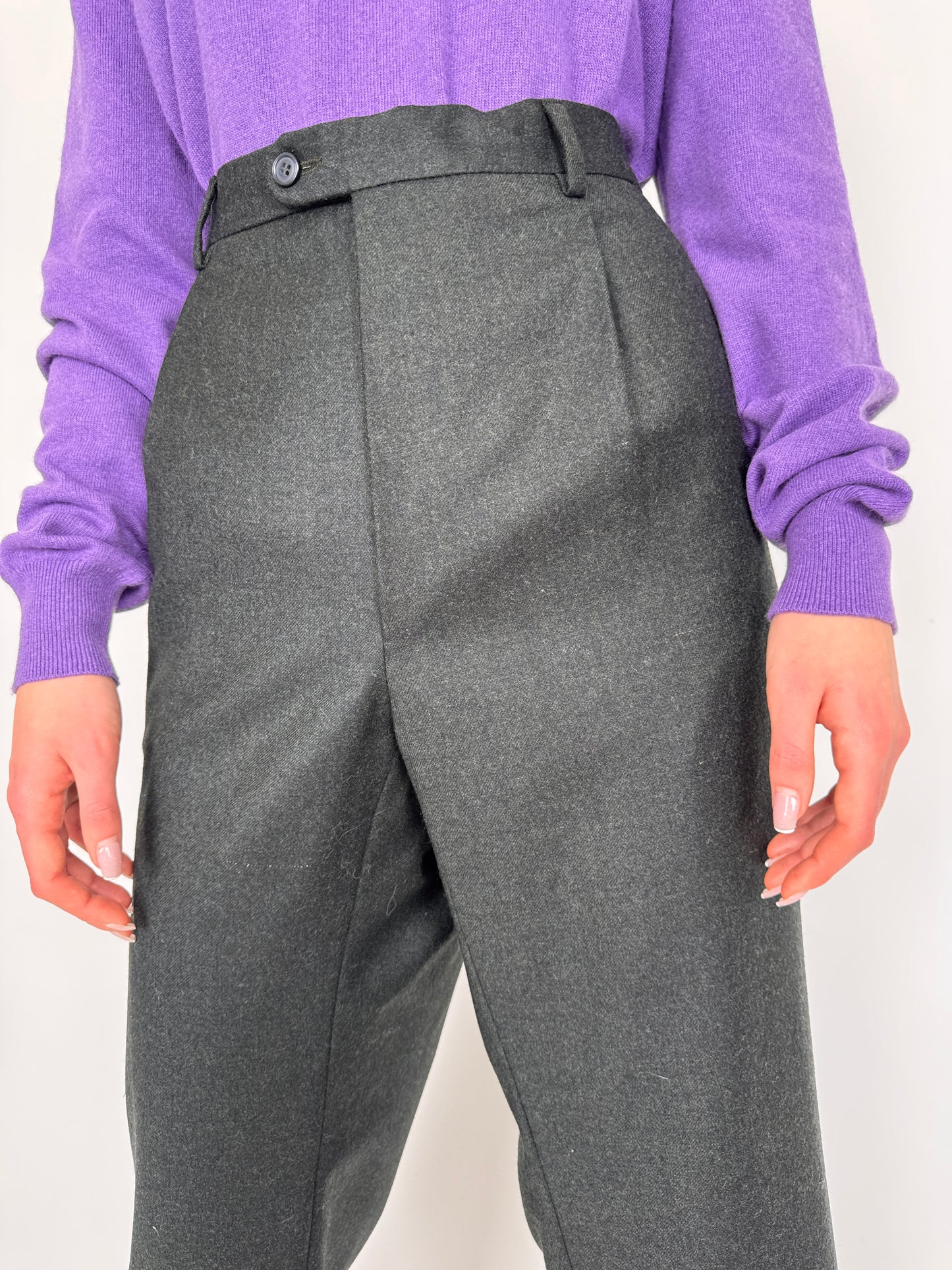 Pantaloni charcoal gray din stofă groasă de lana extrafina ușor lucioasă