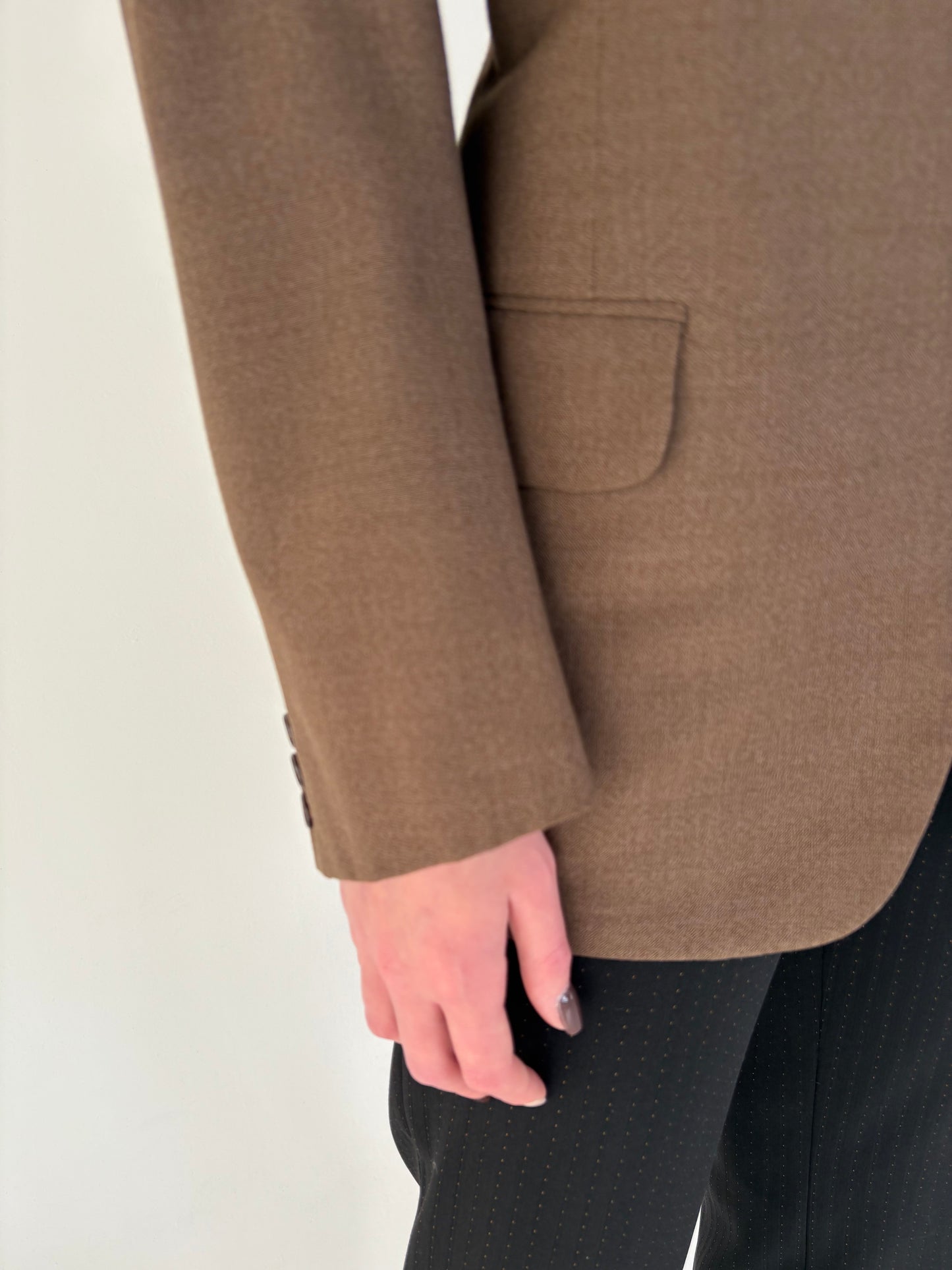 Sacou chocolate brown din lana ușor structurată în croi actual