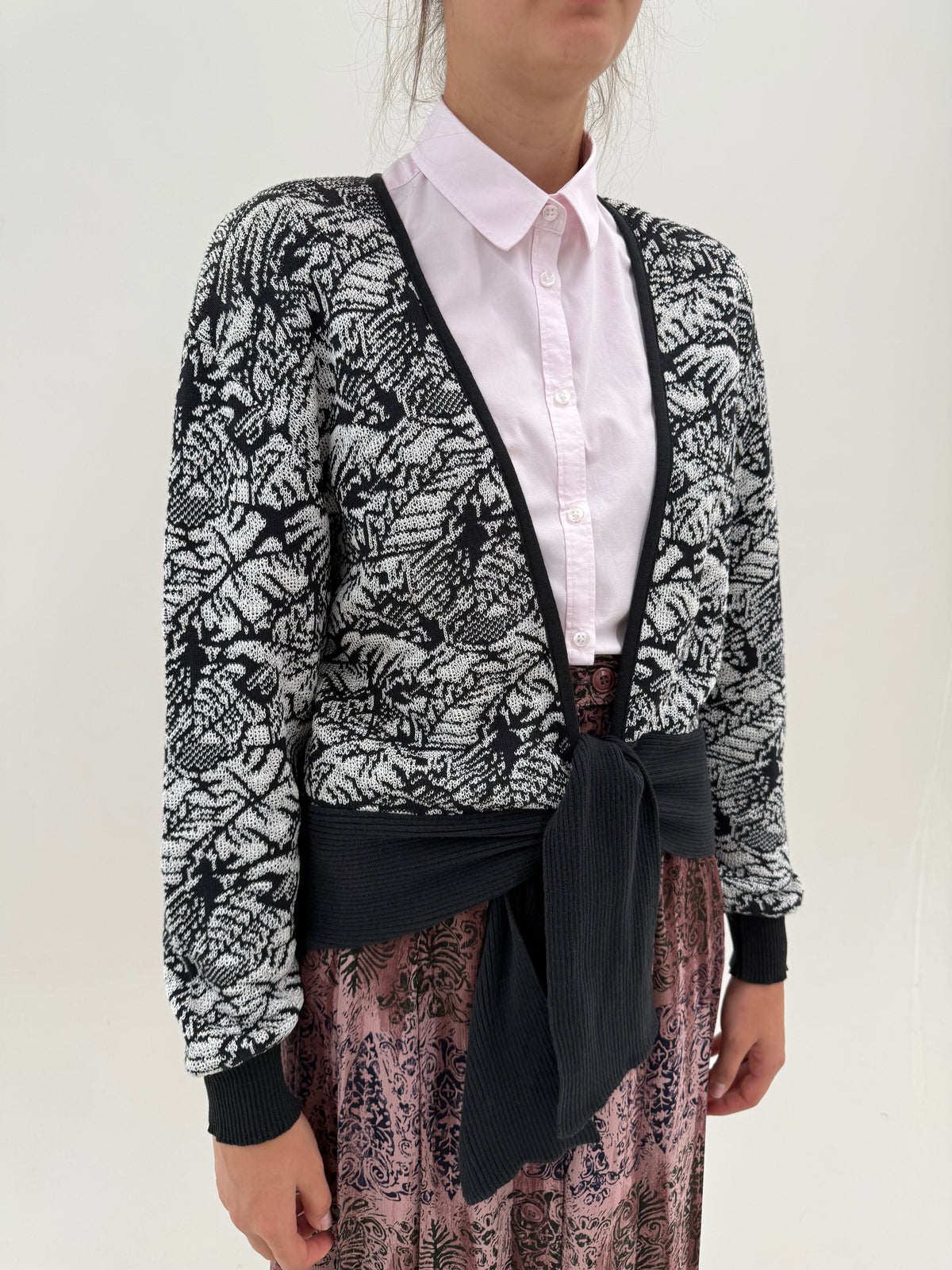 Cardigan tip jachetă reglabil cu print alb negru de brand luxury vintage italian