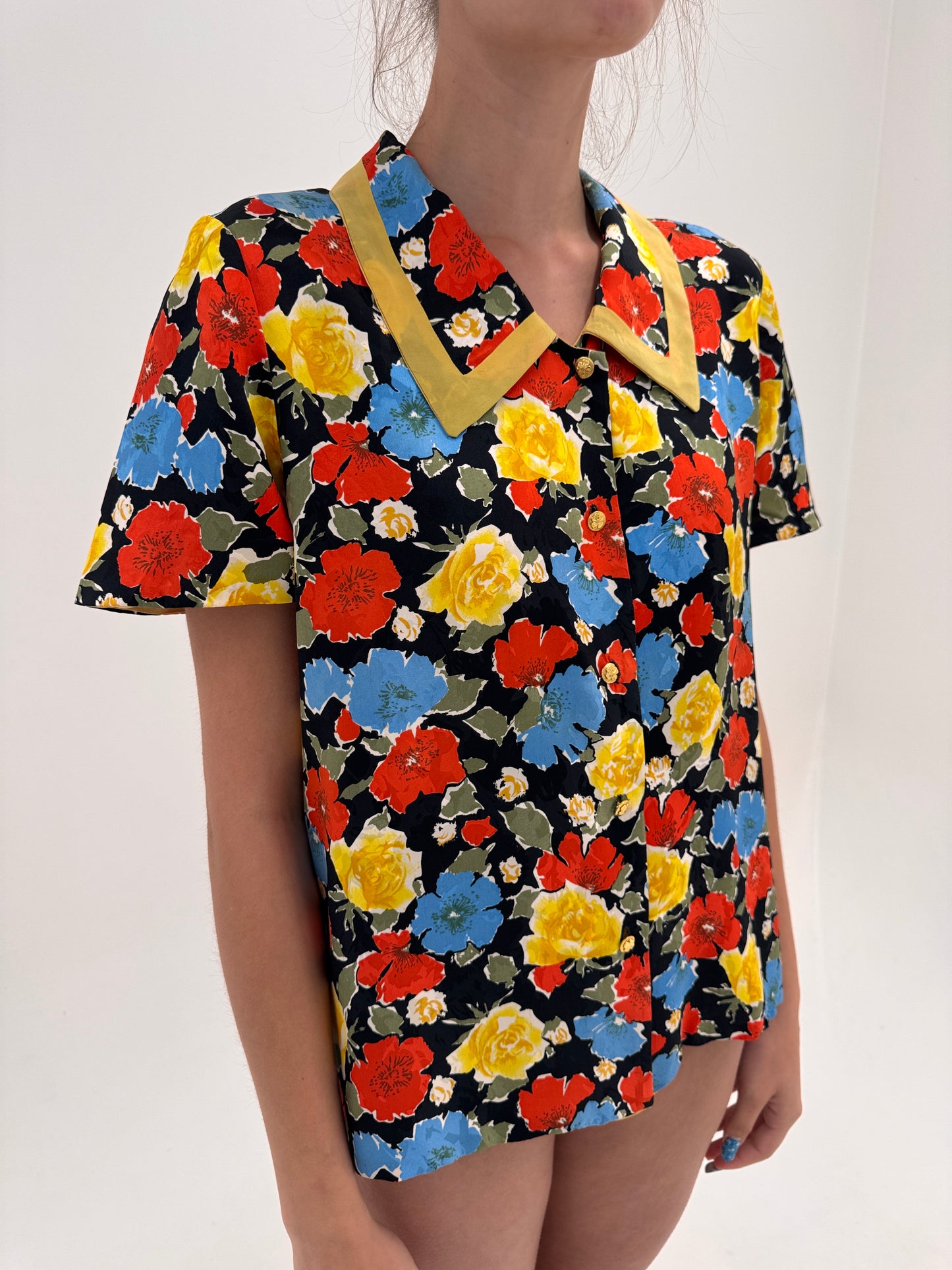 Cămașa vintage din mătase naturală neagră cu print floral superb și guler mare