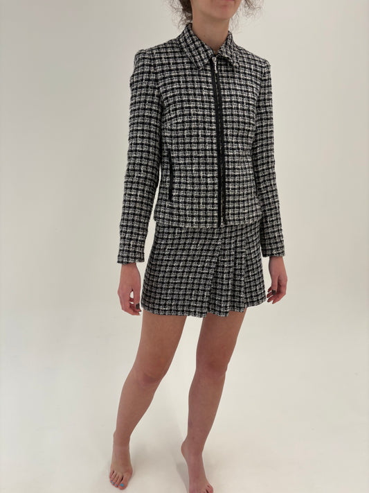 Deux piece in stil Chanel din tweed de lana alb negru cu fusta mini plisată