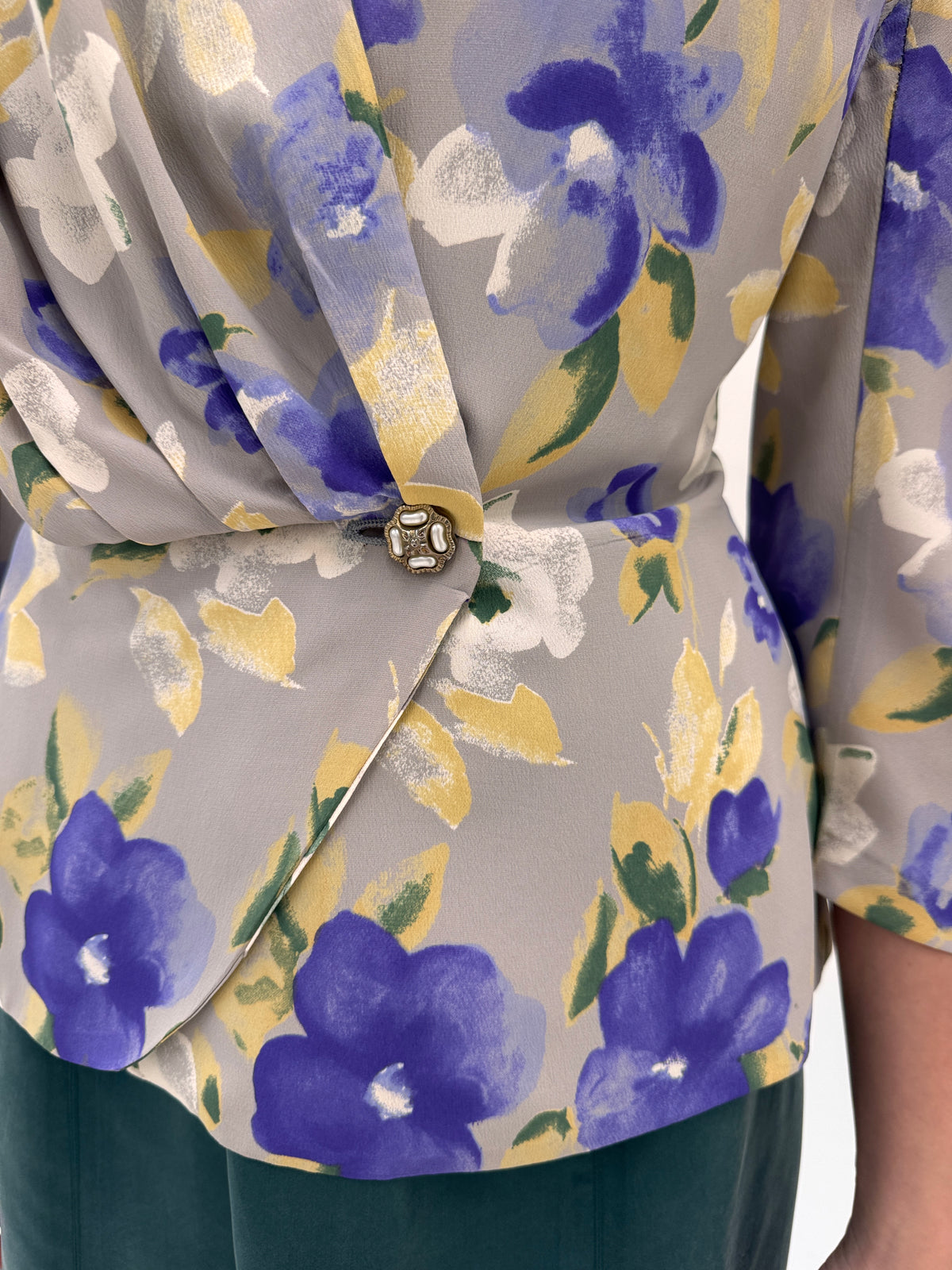 Sacou cambrat warm gray din mătase naturală cu print floral superb