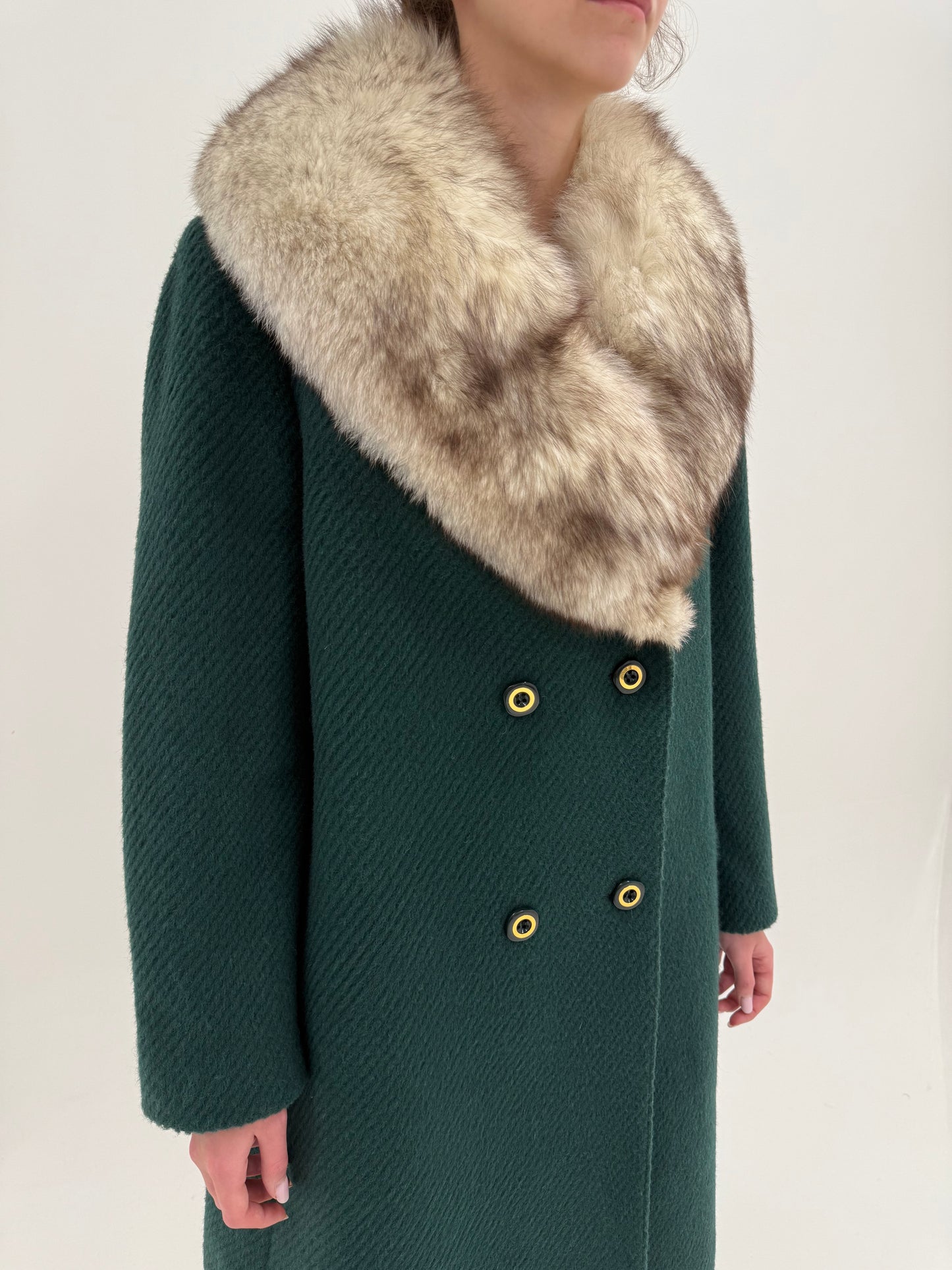 Palton old vintage de colecție anii 60 cu guler masiv din blană naturală