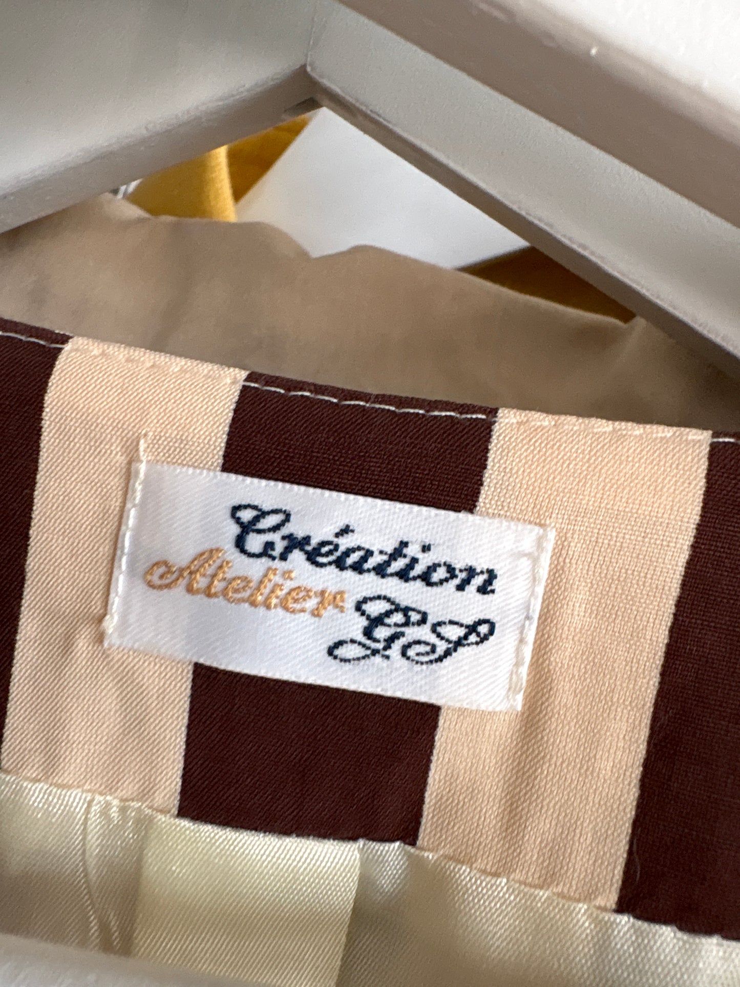 Sacou vintage în croi minimalist și dungi camel cu chocolate brown