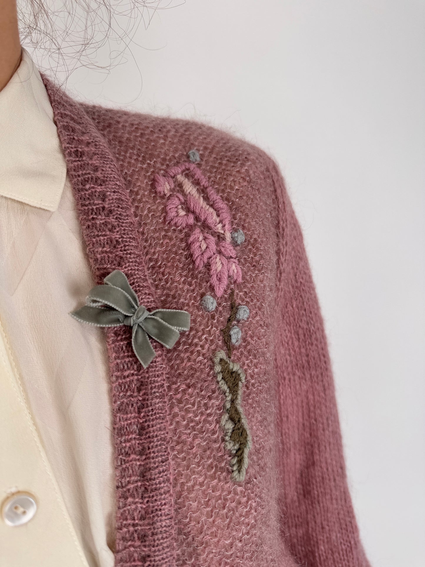 Cardigan vintage bijuterie lucrat manual din baby mohair roz pudrat